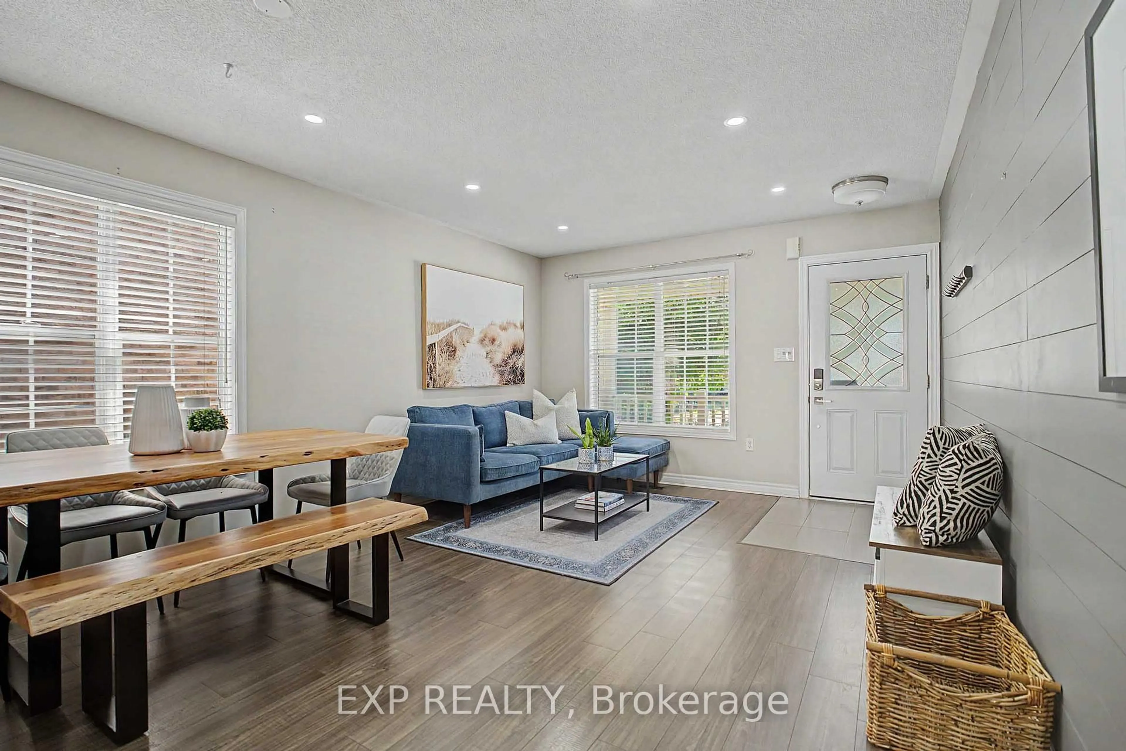Living room with furniture, unknown for 5421 Rochelle Way, Mississauga Ontario L5M 7Y2