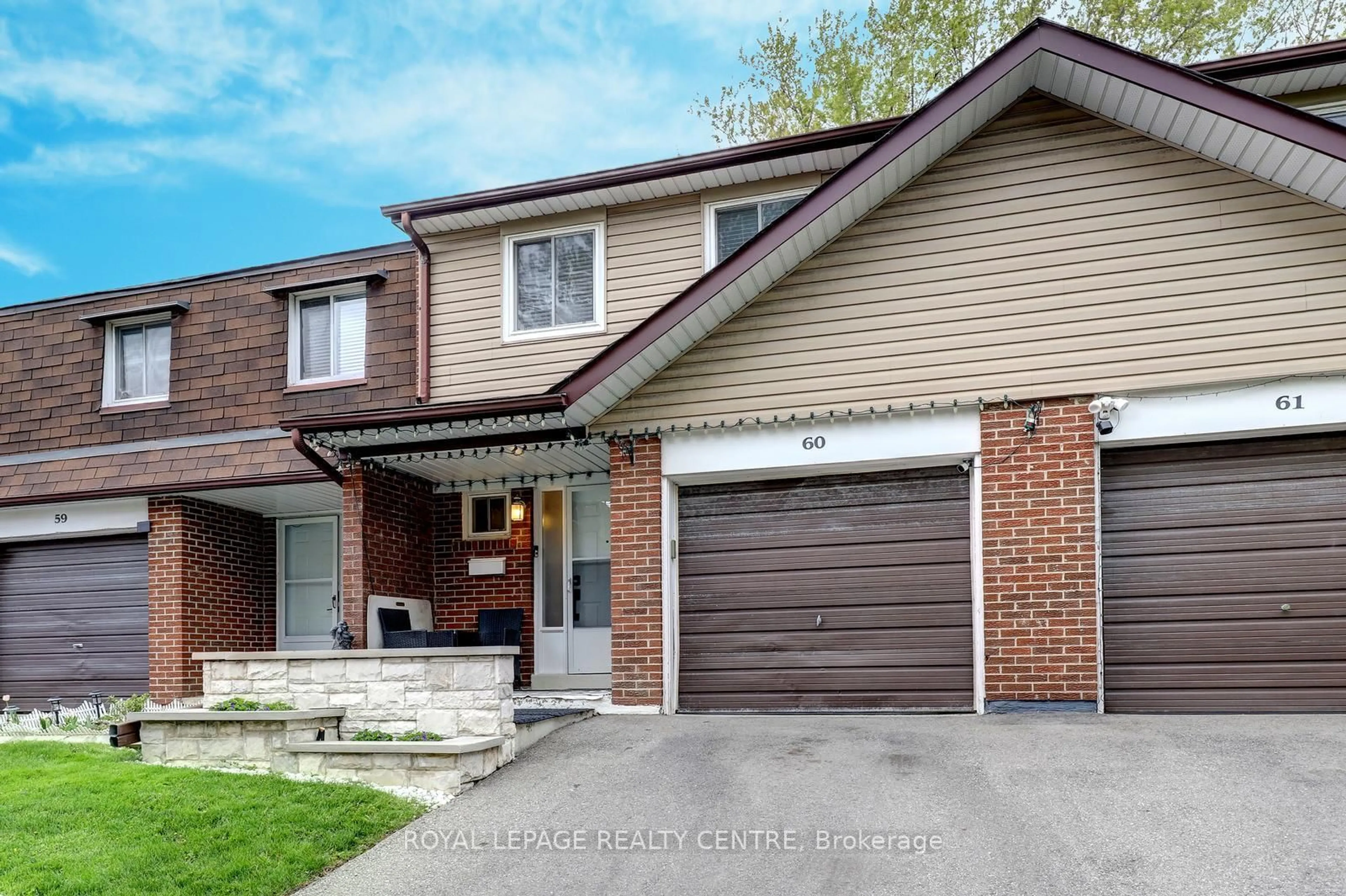 Home with brick exterior material, street for 3025 Cedarglen Gate #60, Mississauga Ontario L5C 2V7