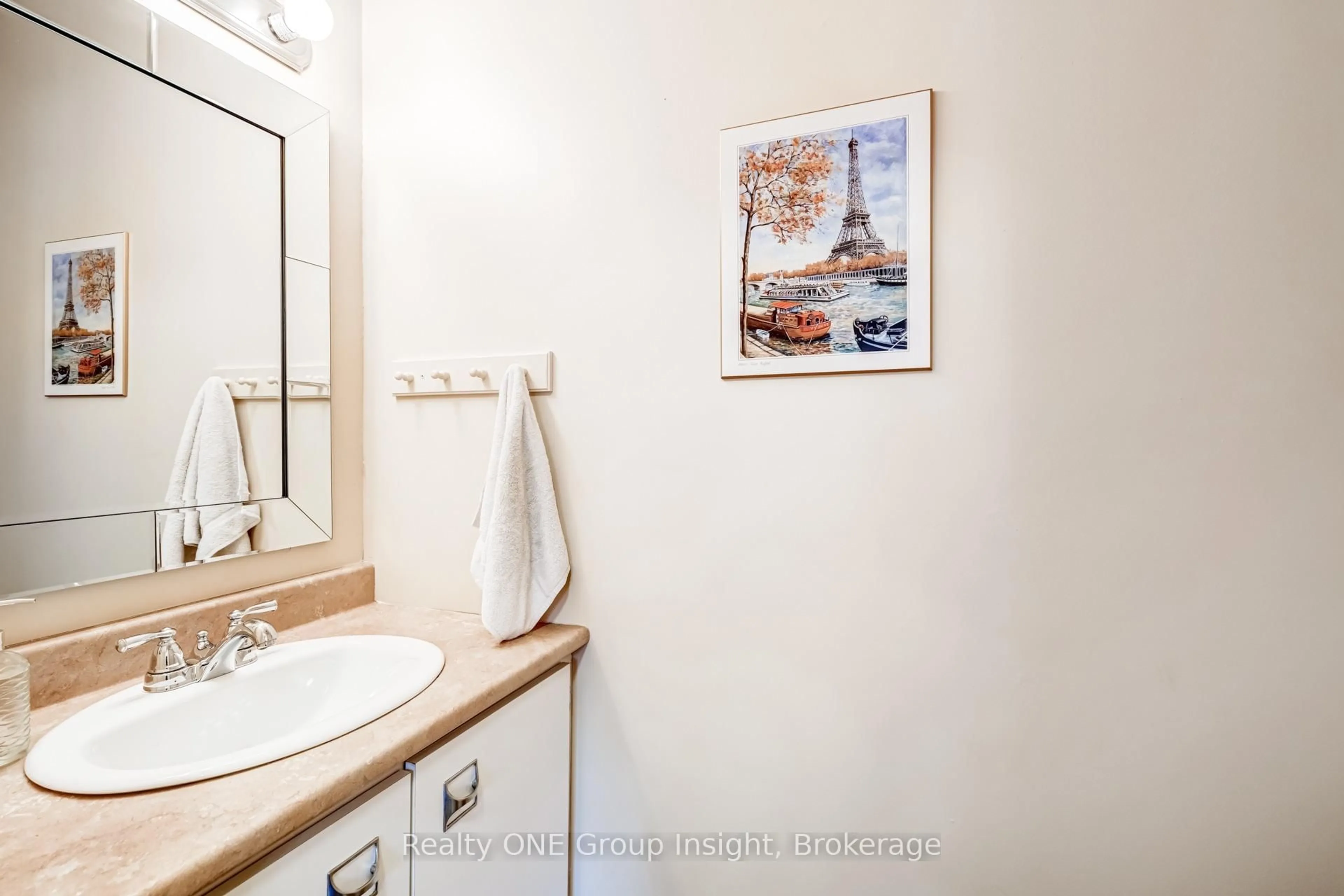 Standard bathroom, ceramic/tile floor for 2713 Andorra Circ, Mississauga Ontario L5N 2H8