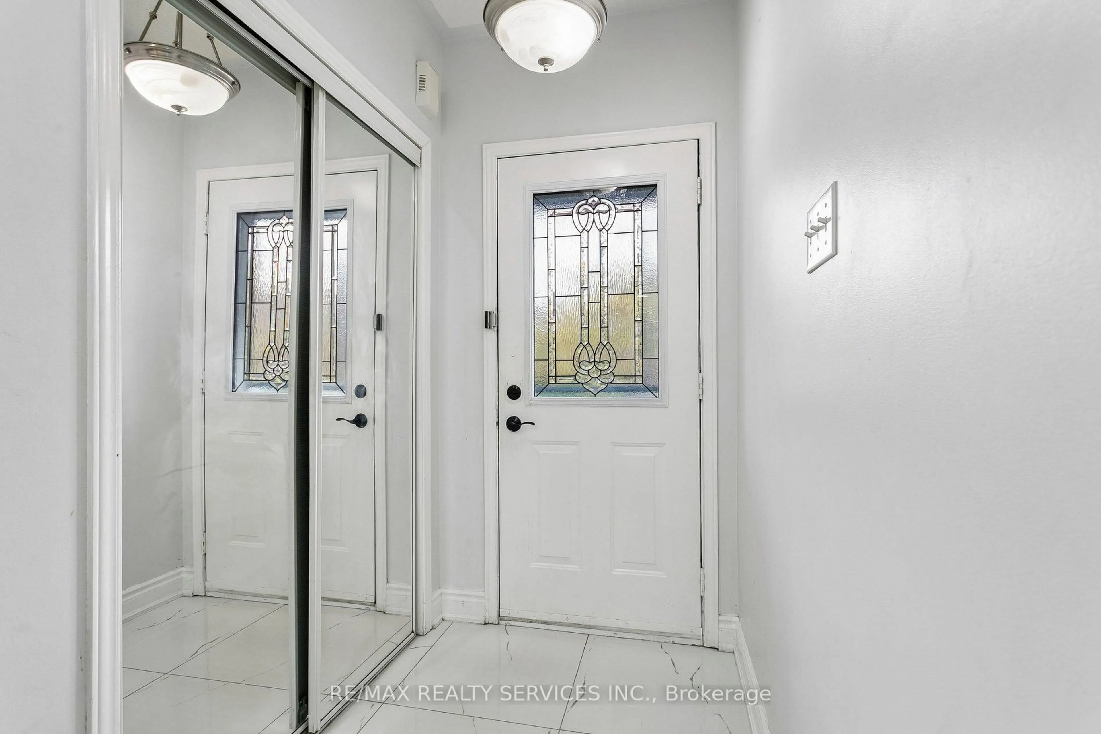 Indoor entryway for 276 Fitzgerald Cres, Milton Ontario L9T 5Y3