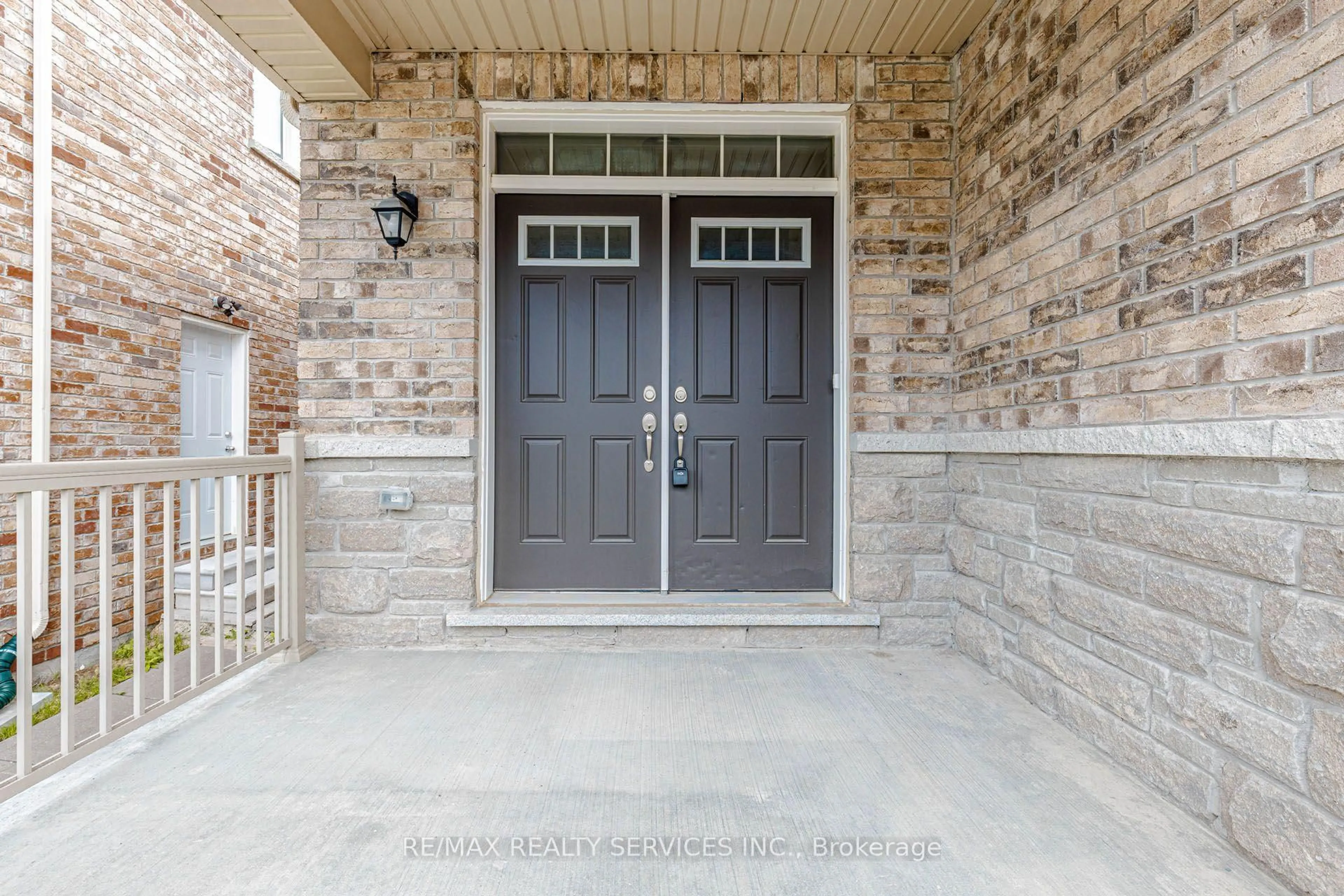 Indoor entryway for 37 Royal Fern Cres, Caledon Ontario L7C 4H1