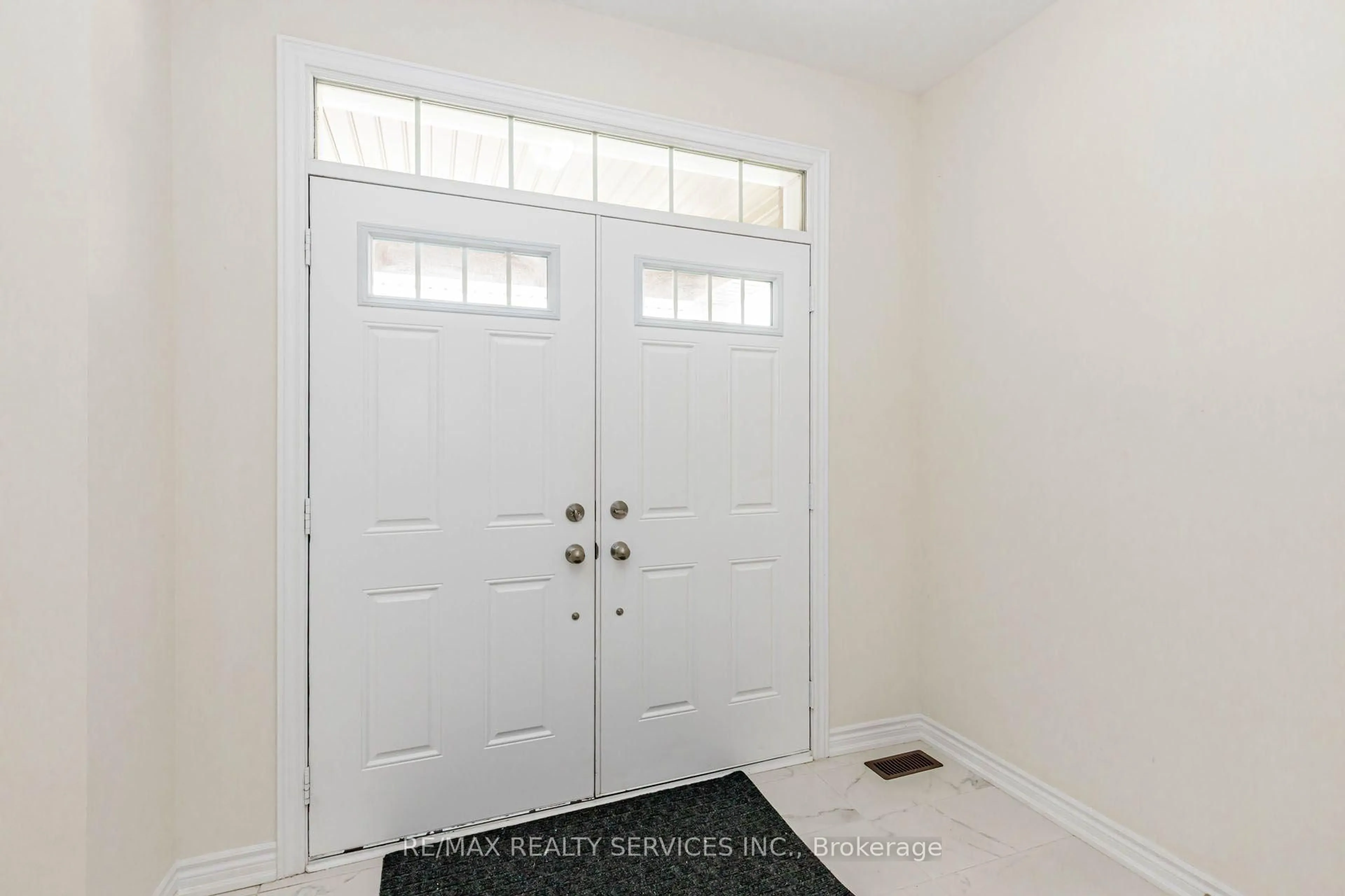 Indoor entryway for 37 Royal Fern Cres, Caledon Ontario L7C 4H1