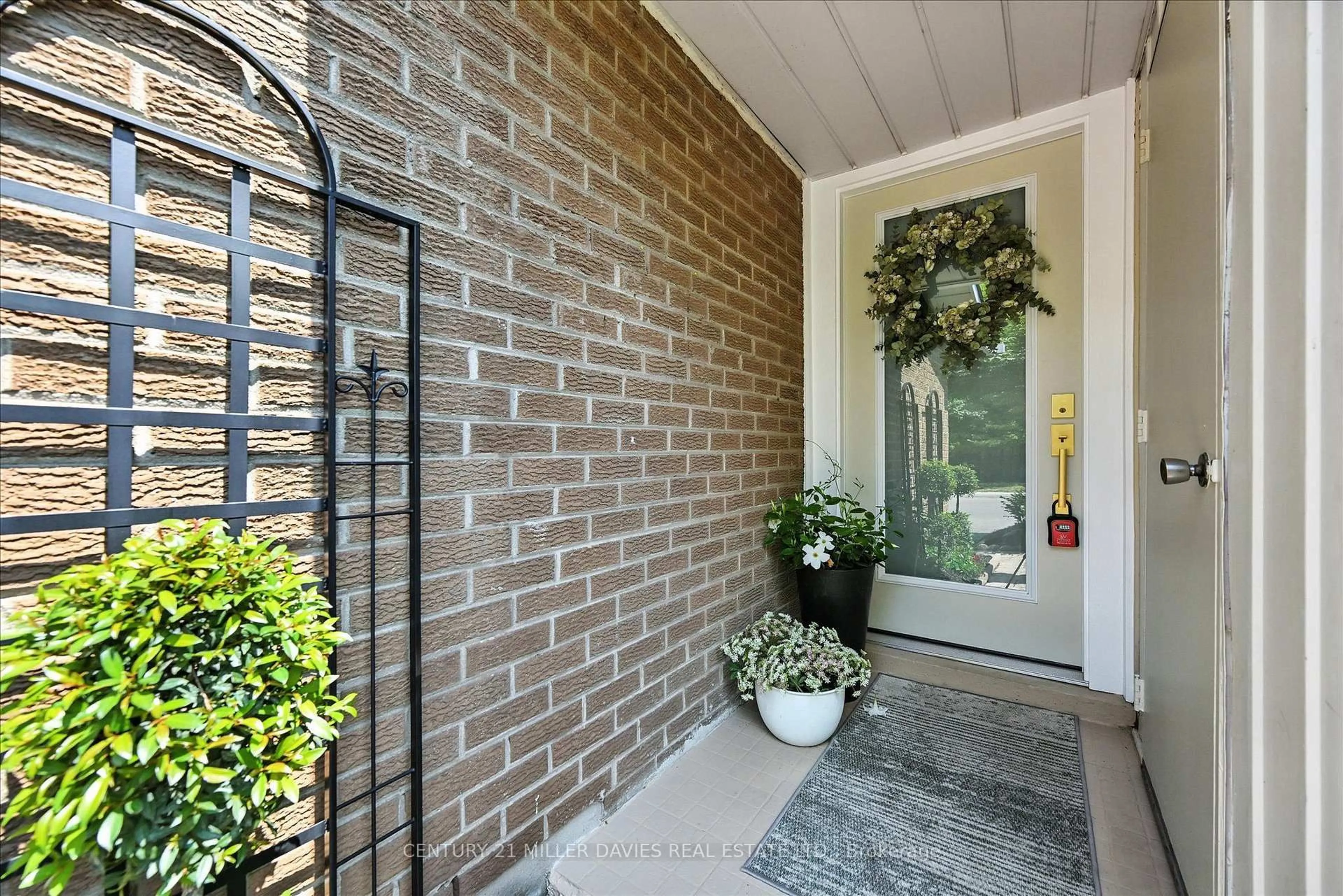Indoor entryway for 445 Woodview Rd #3, Burlington Ontario L7N 2Z9