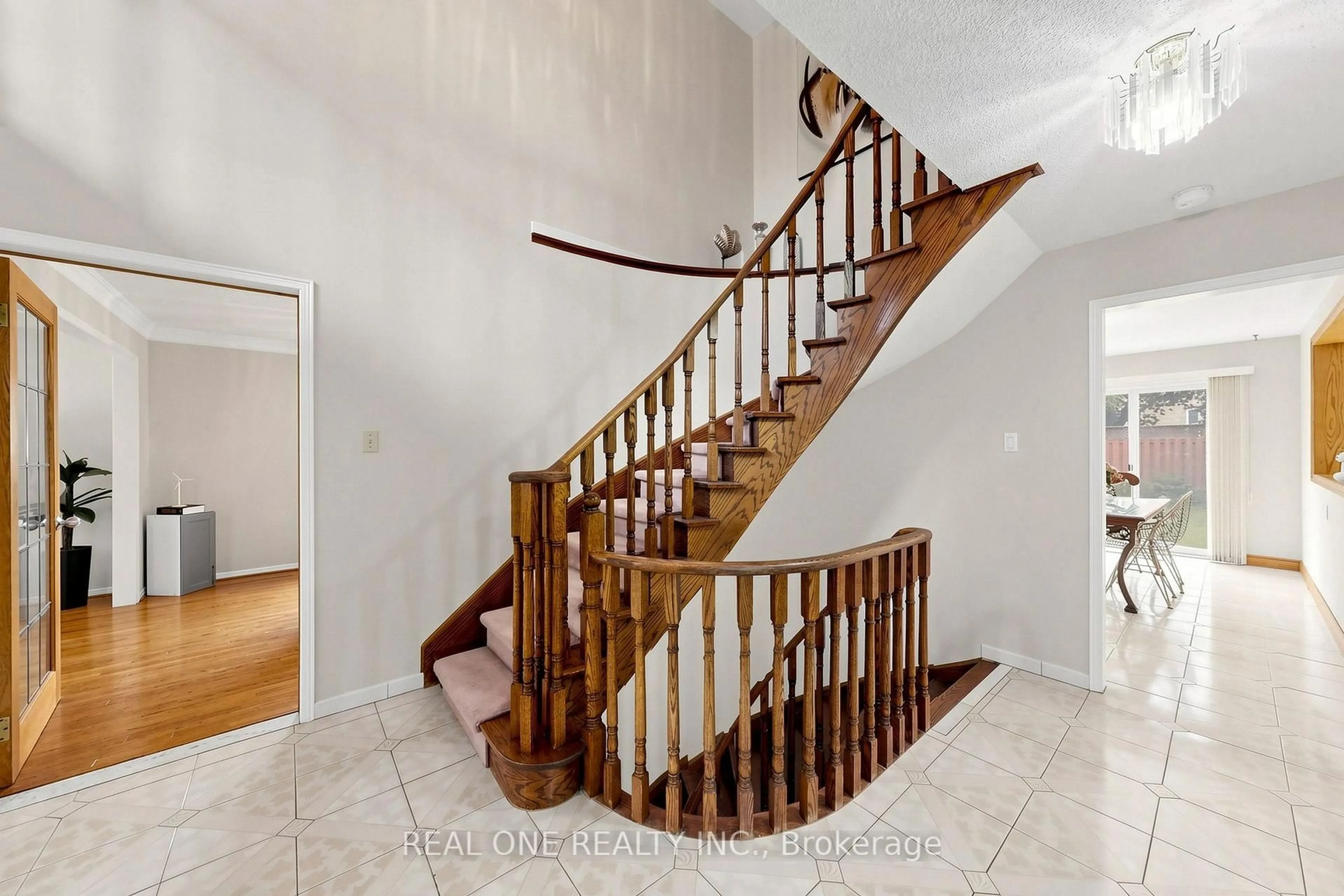 Stairs for 1960 Pimlico Crt, Mississauga Ontario L5M 3S3