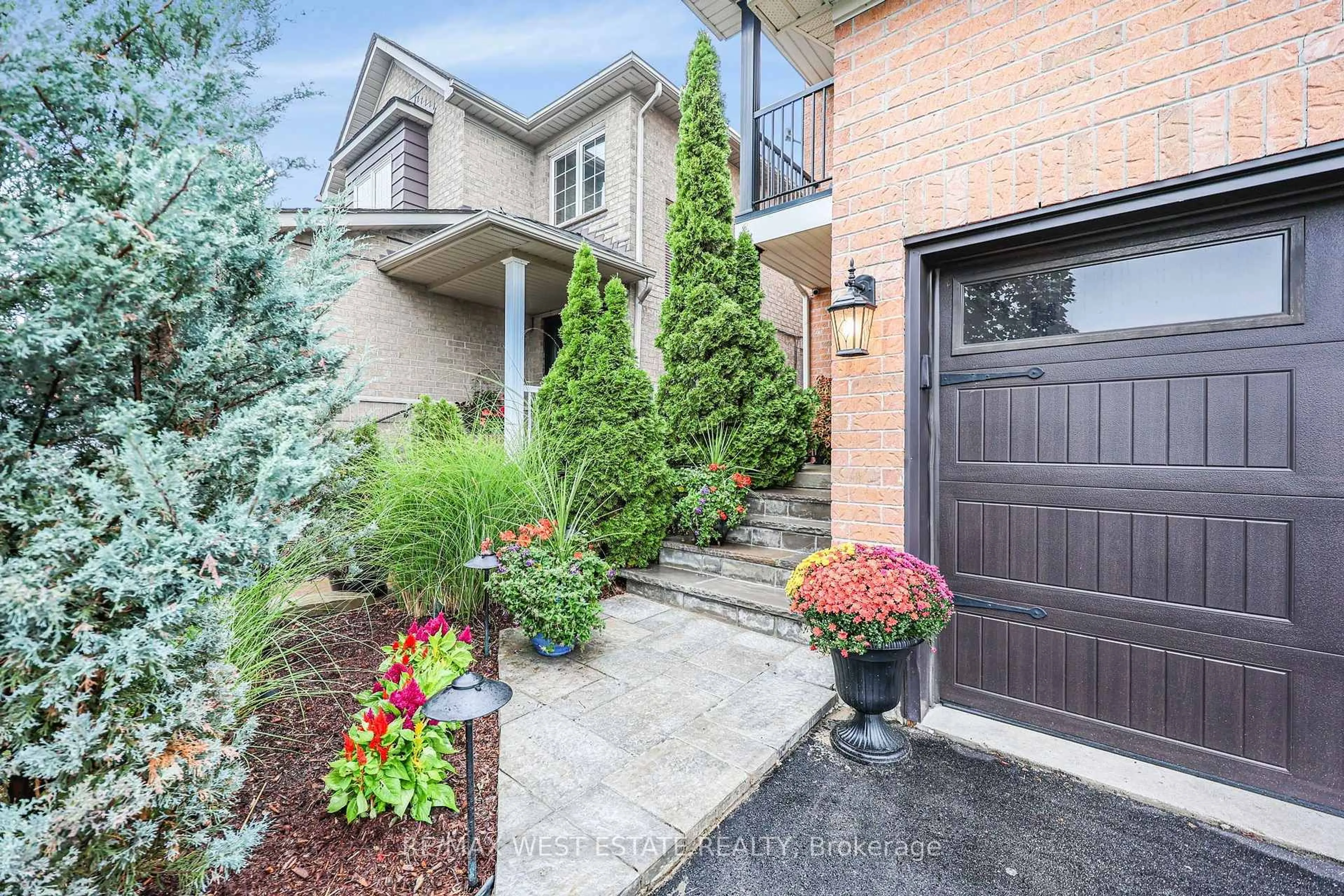 Home with brick exterior material, street for 32 Ewart St, Caledon Ontario L7E 2V4