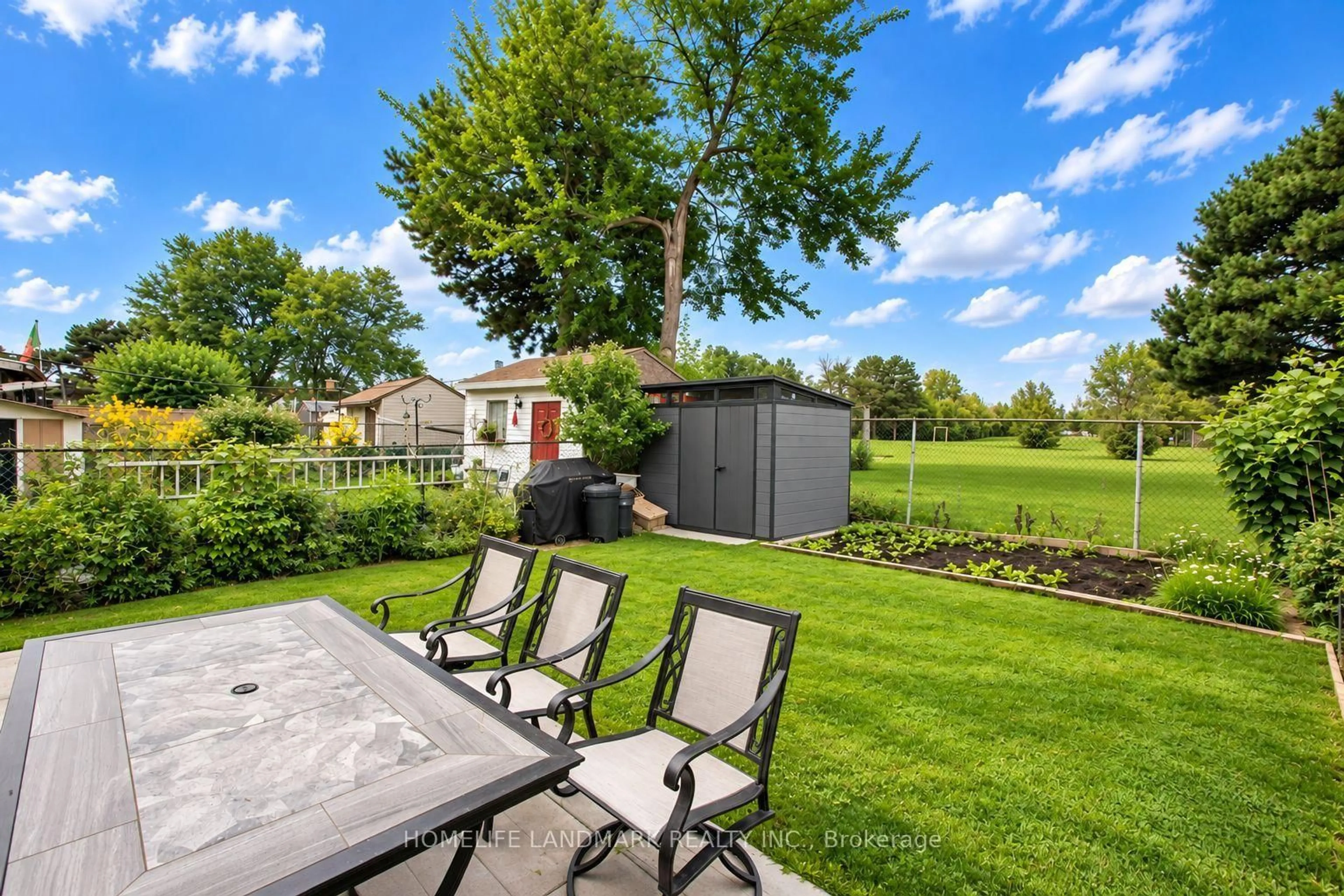 Patio, street for 2419 Cashmere Ave, Mississauga Ontario L5B 2M7