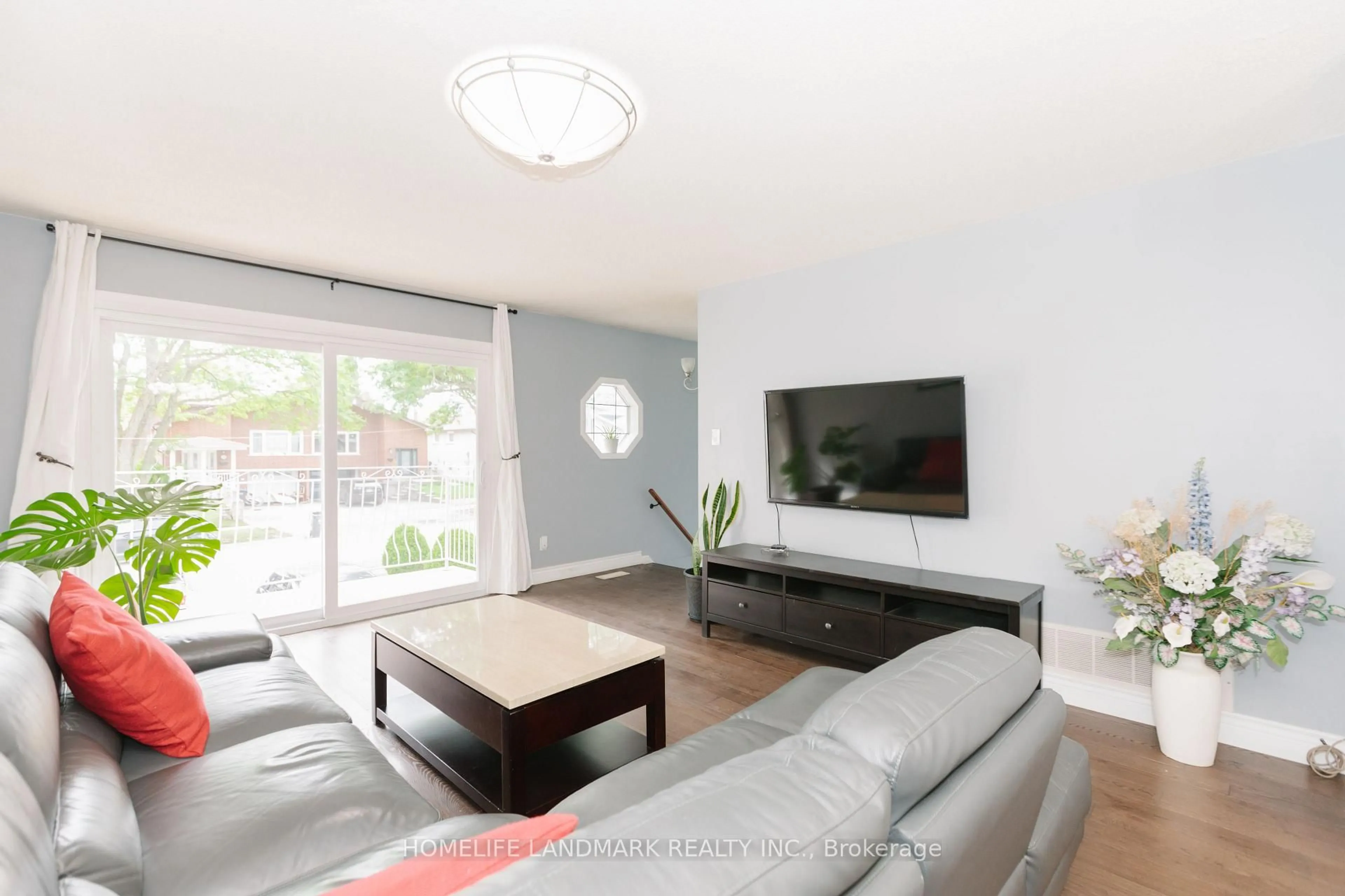 Living room with furniture, unknown for 2419 Cashmere Ave, Mississauga Ontario L5B 2M7