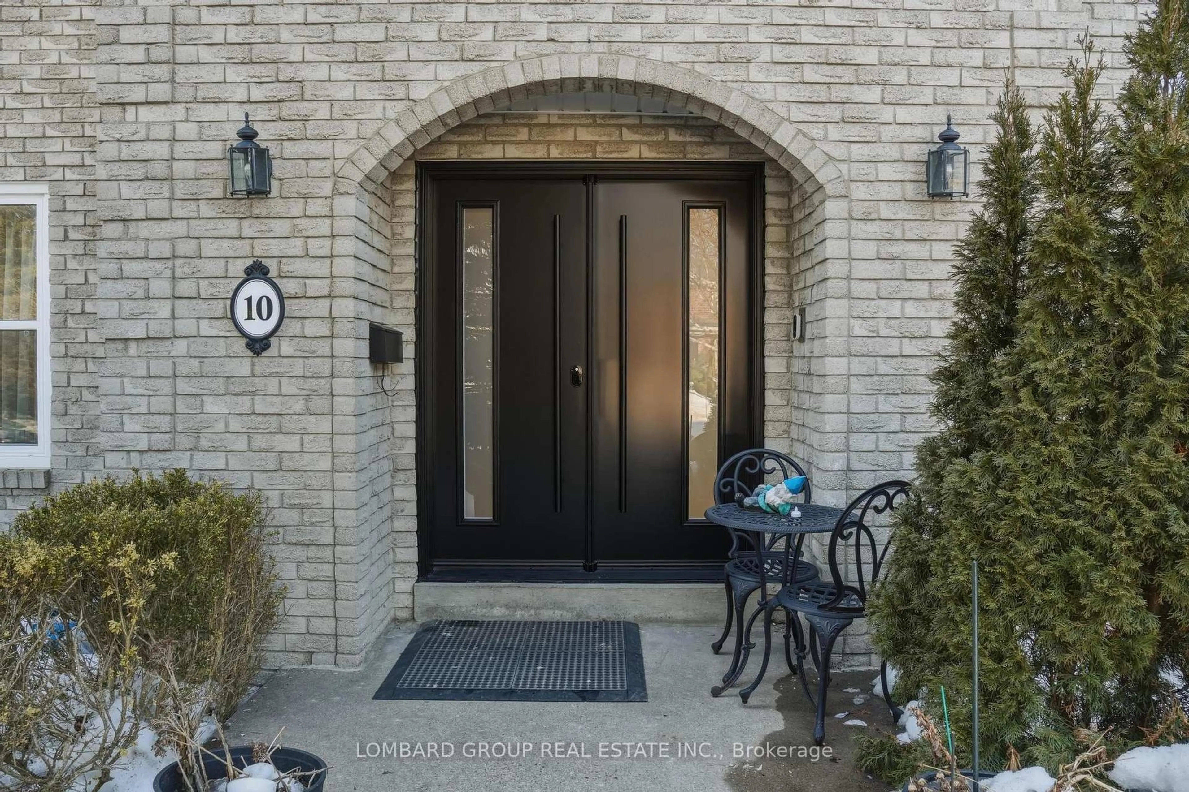 Indoor entryway for 10 Whitmore Crt, Brampton Ontario L6Z 2A5