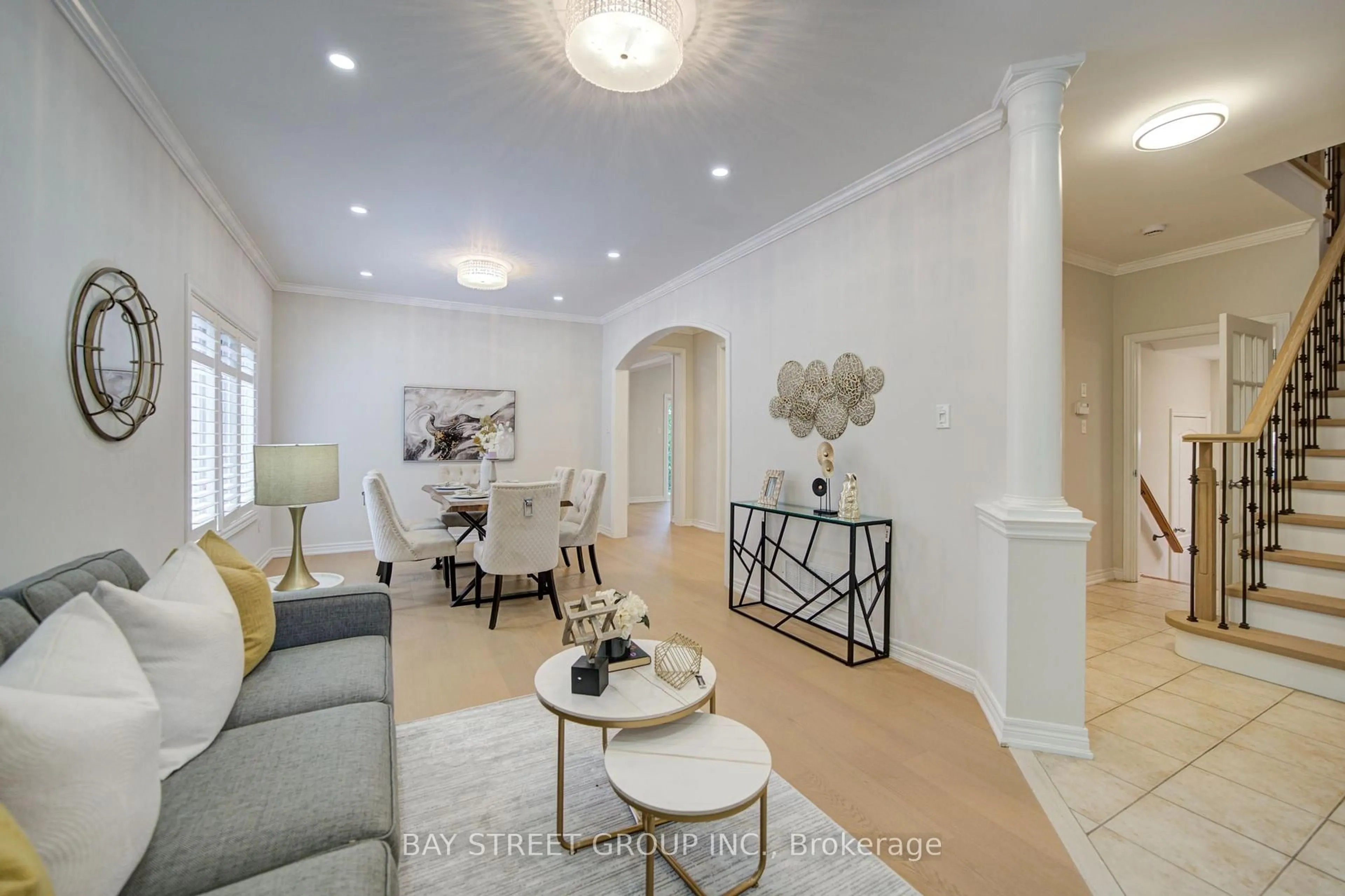 Living room with furniture, unknown for 2422 Hertfordshire Way, Oakville Ontario L6H 7M5