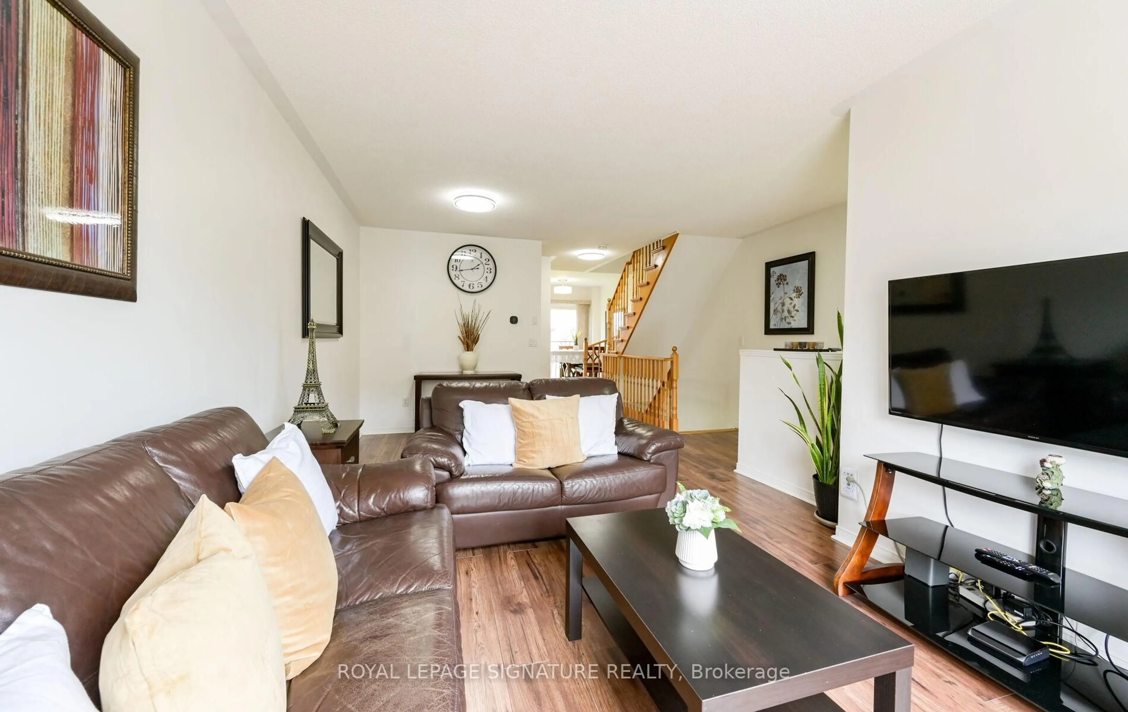 Living room with furniture, unknown for 3020 Cedarglen Gate #21, Mississauga Ontario L5L 4S7