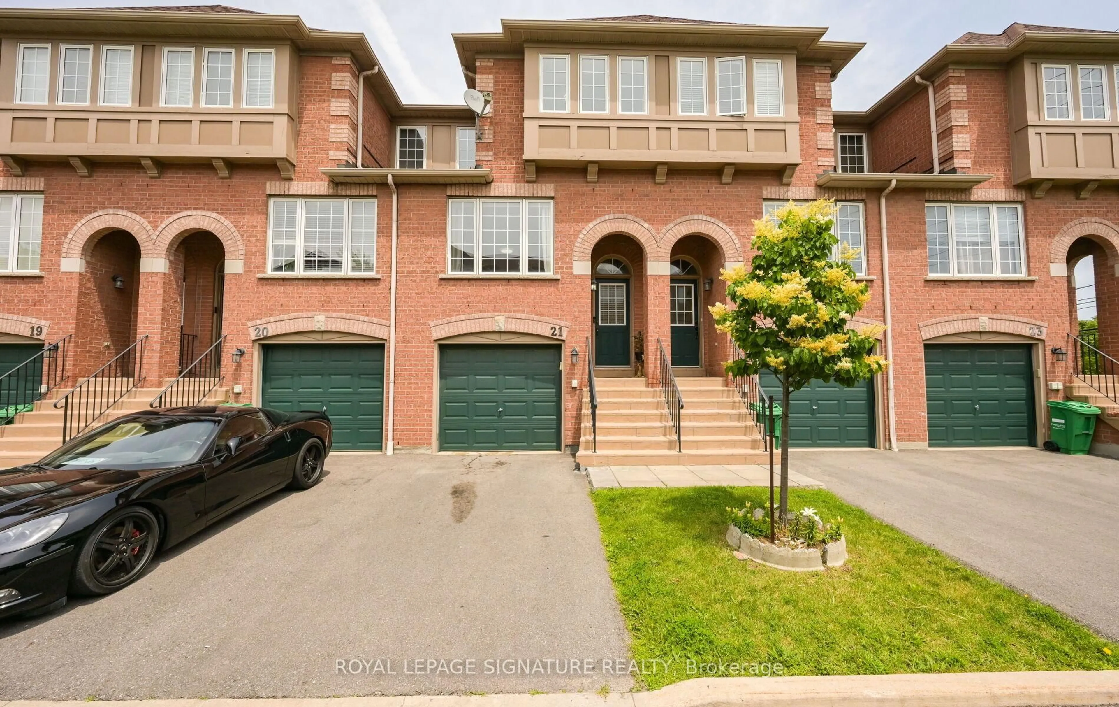 Home with brick exterior material, street for 3020 Cedarglen Gate #21, Mississauga Ontario L5C 4S7