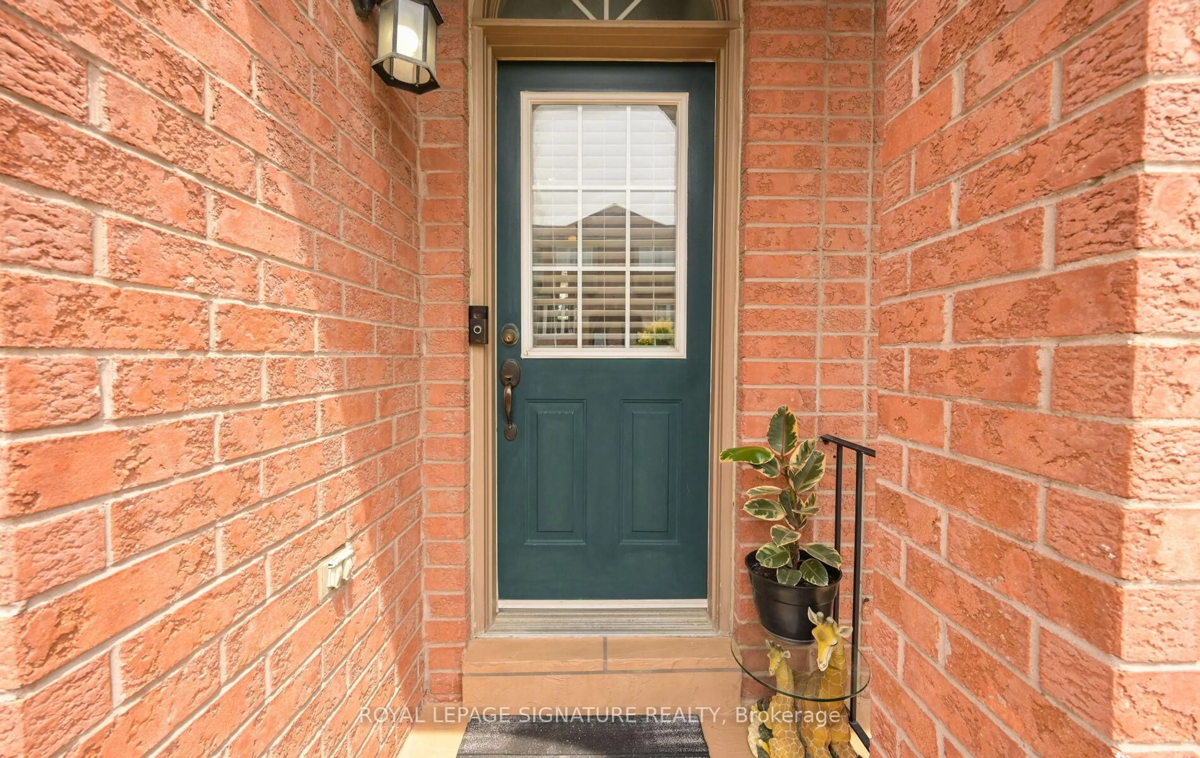 Indoor entryway for 3020 Cedarglen Gate #21, Mississauga Ontario L5C 4S7