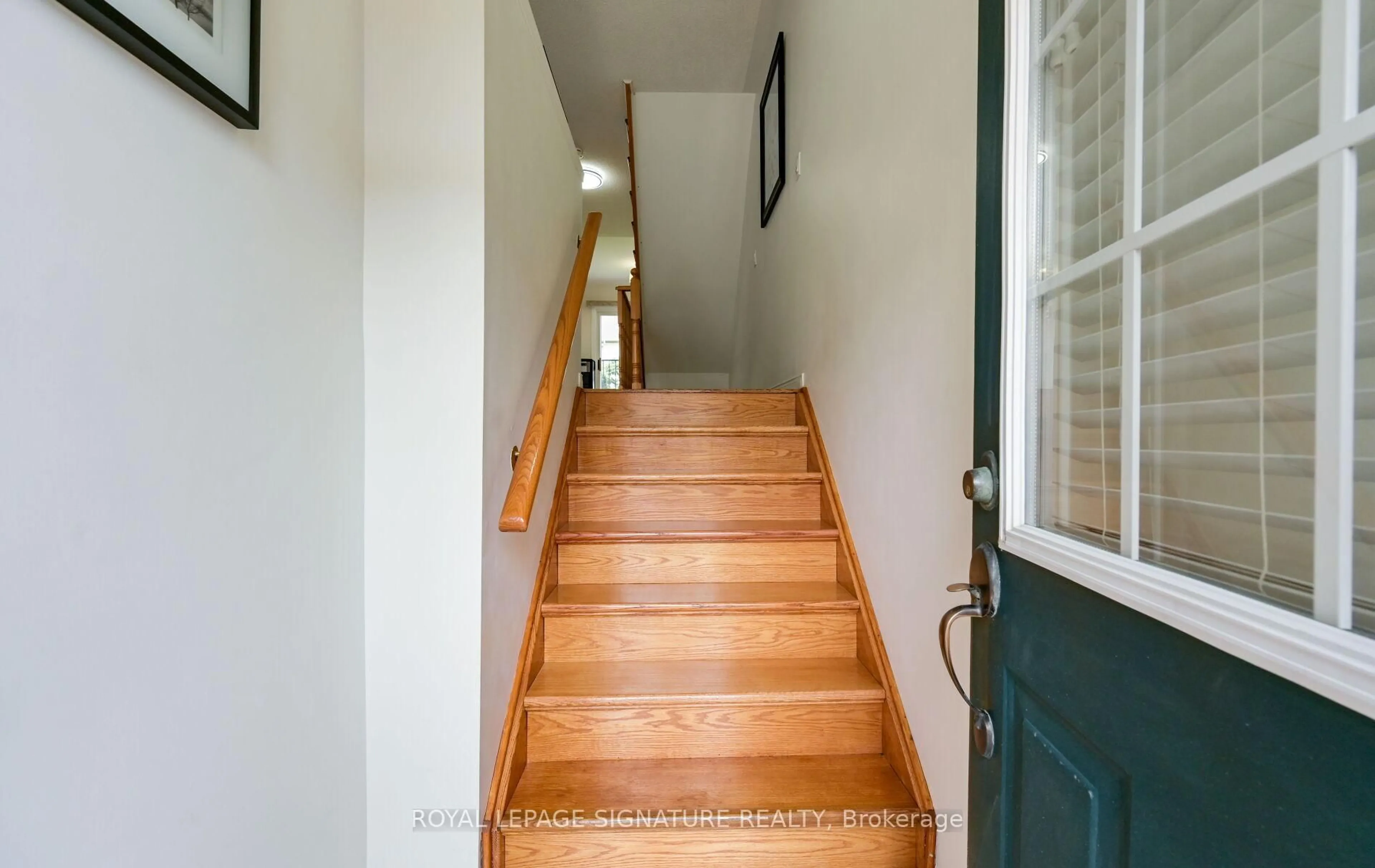 Indoor entryway for 3020 Cedarglen Gate #21, Mississauga Ontario L5C 4S7