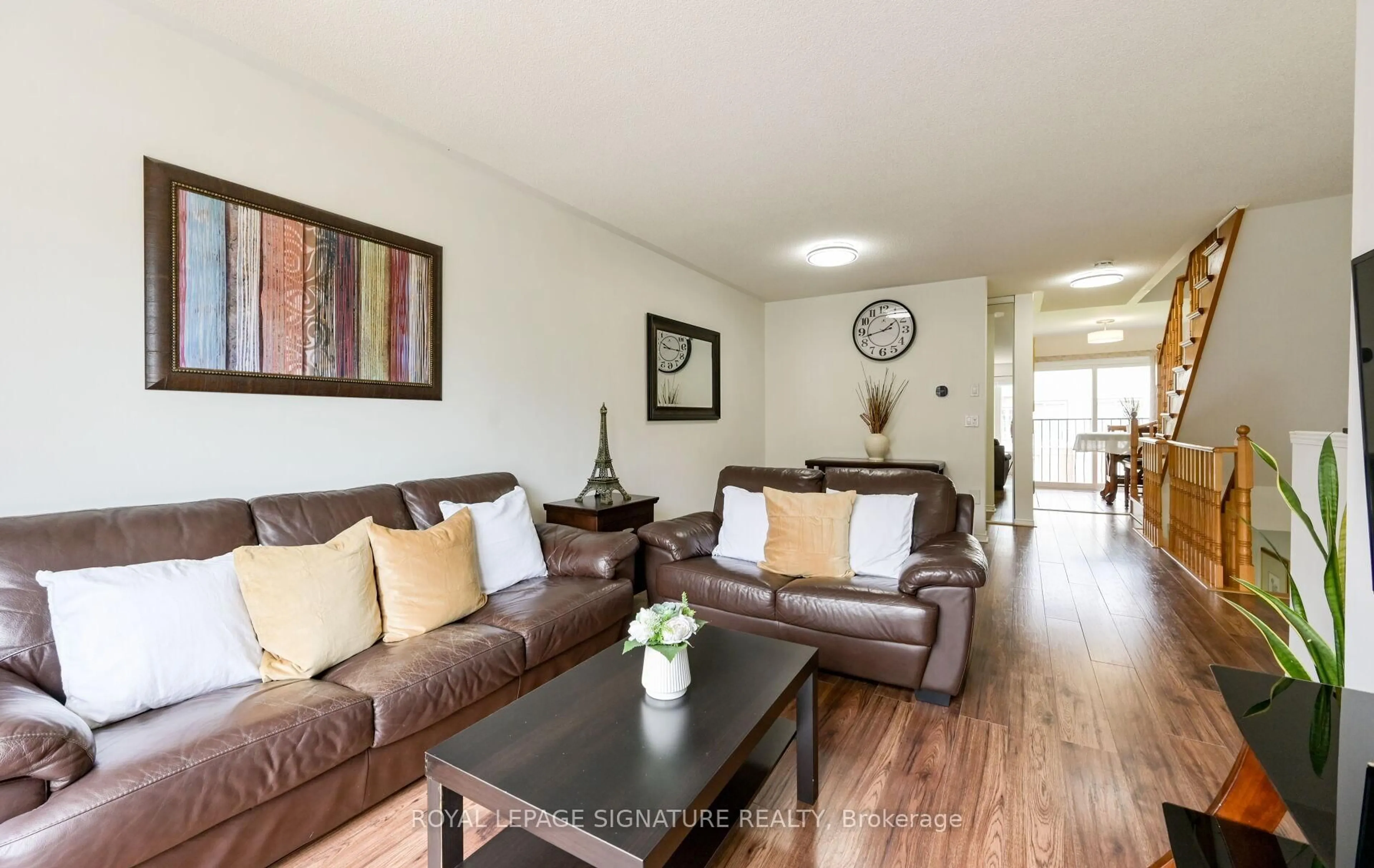 Living room with furniture, wood/laminate floor for 3020 Cedarglen Gate #21, Mississauga Ontario L5C 4S7