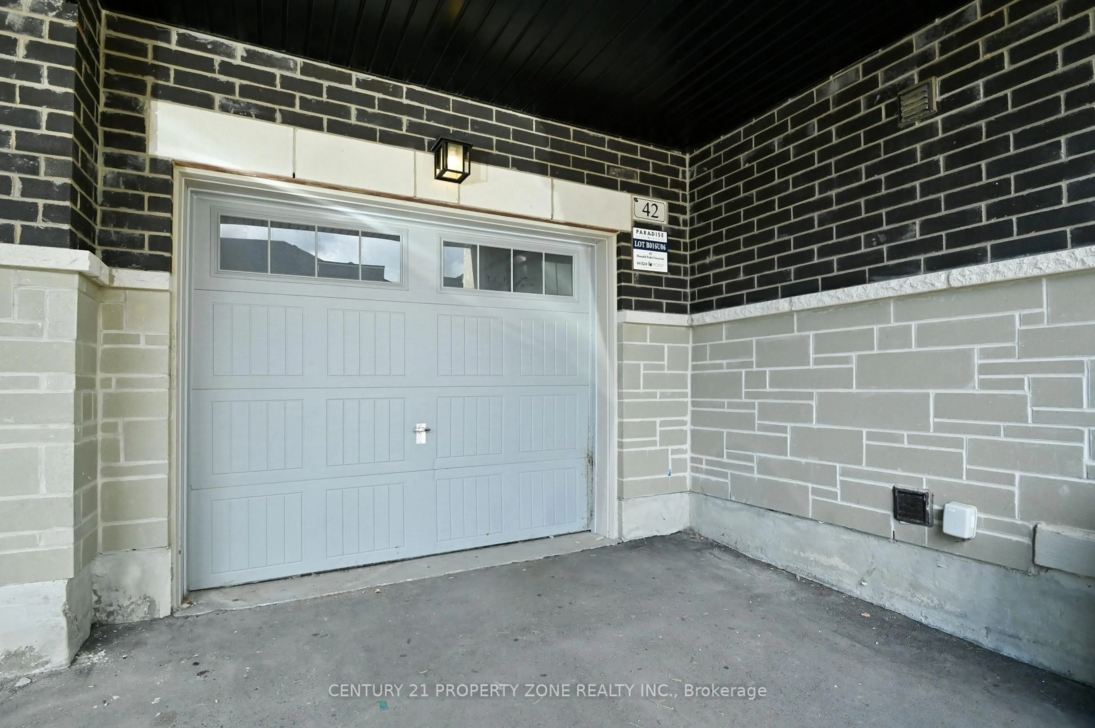 Indoor garage for 42 Donald Ficht Cres, Brampton Ontario L7A 5H6