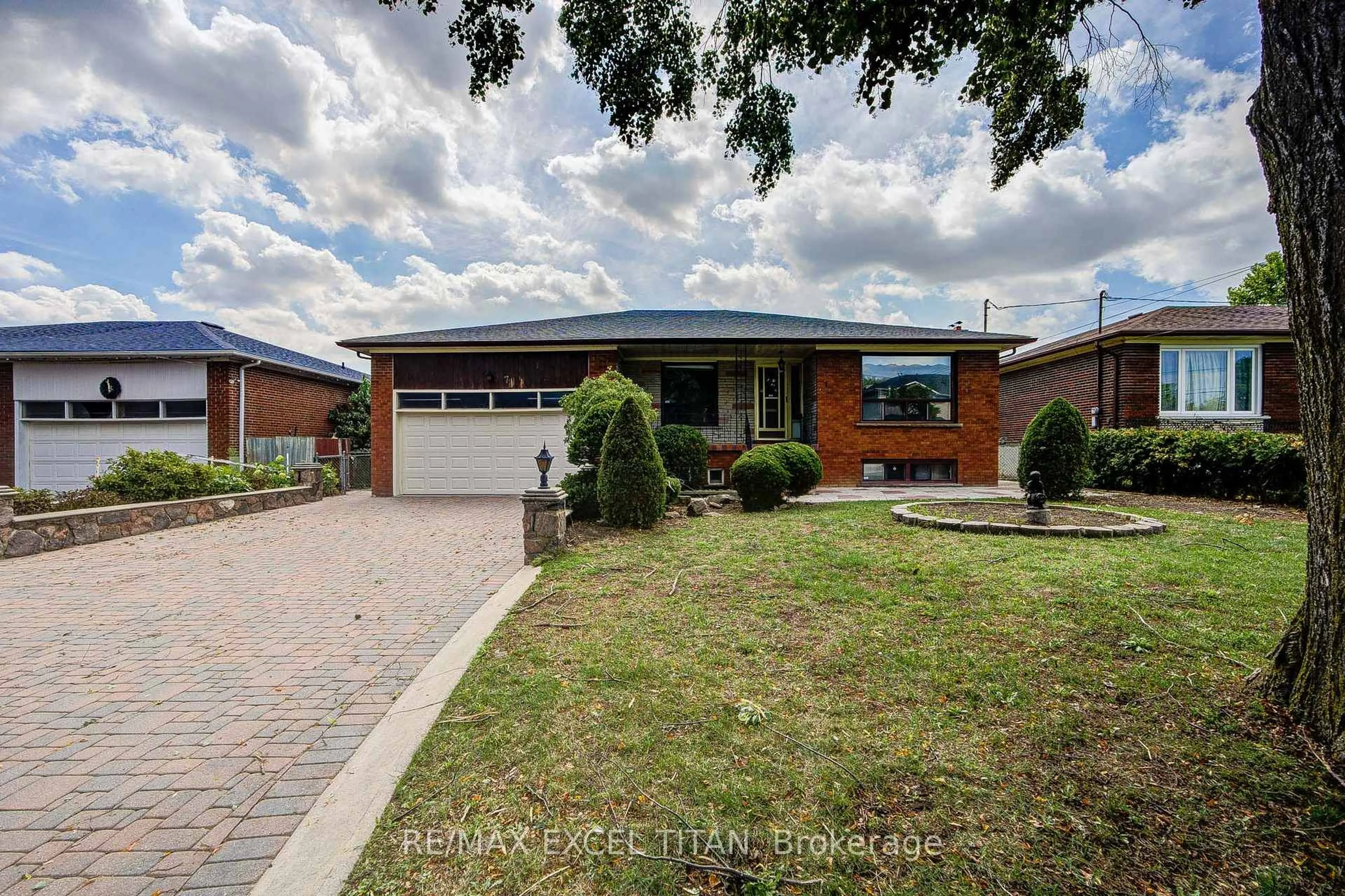A pic from outside/outdoor area/front of a property/back of a property/a pic from drone, street for 7 Muir Ave, Toronto Ontario M9L 1H4