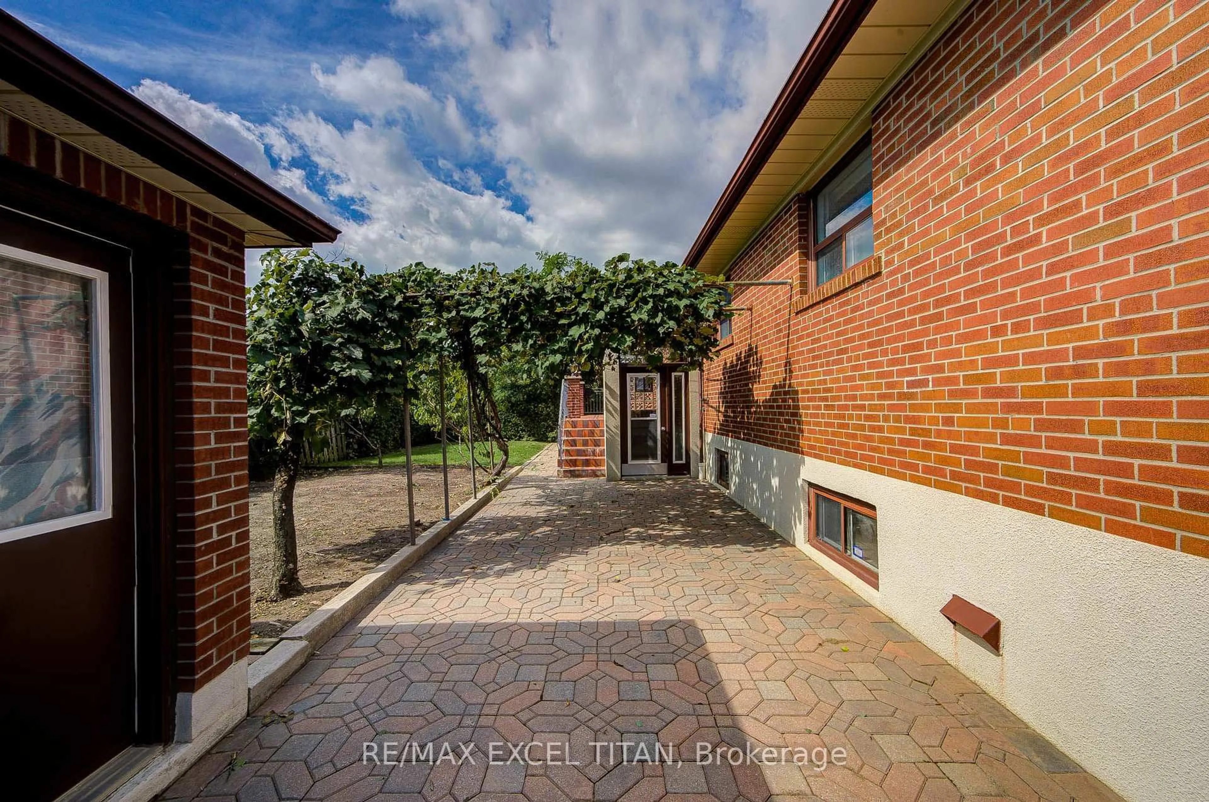 A pic from outside/outdoor area/front of a property/back of a property/a pic from drone, street for 7 Muir Ave, Toronto Ontario M9L 1H4