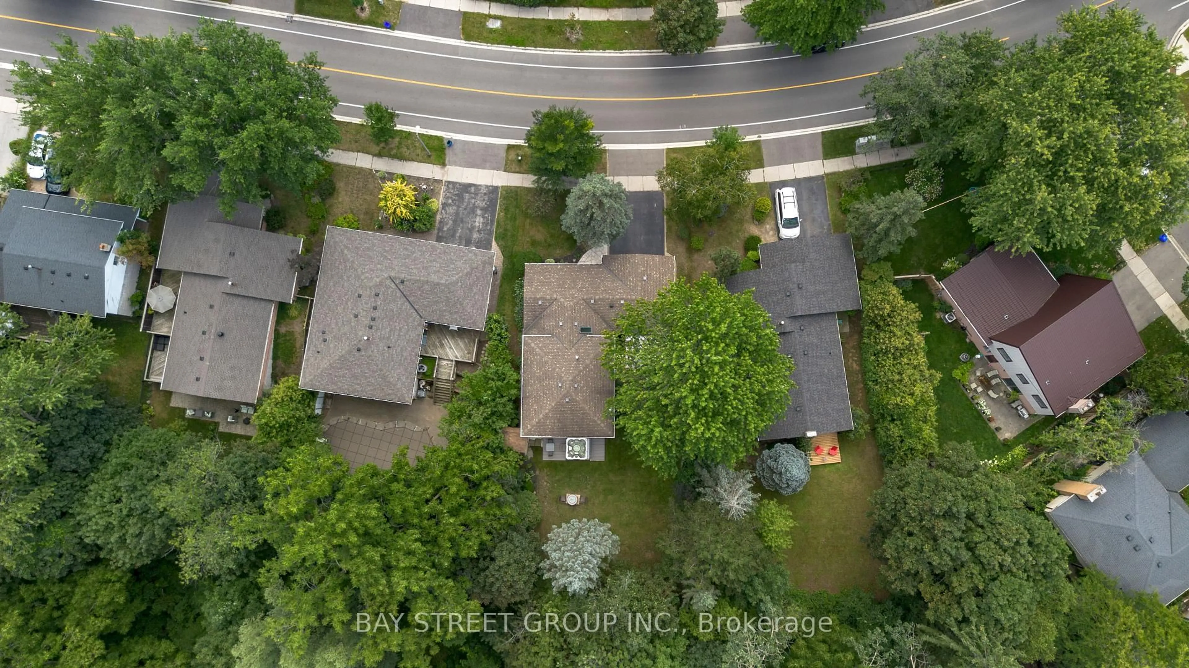A pic from outside/outdoor area/front of a property/back of a property/a pic from drone, street for 2283 Devon Rd, Oakville Ontario L6J 5R2