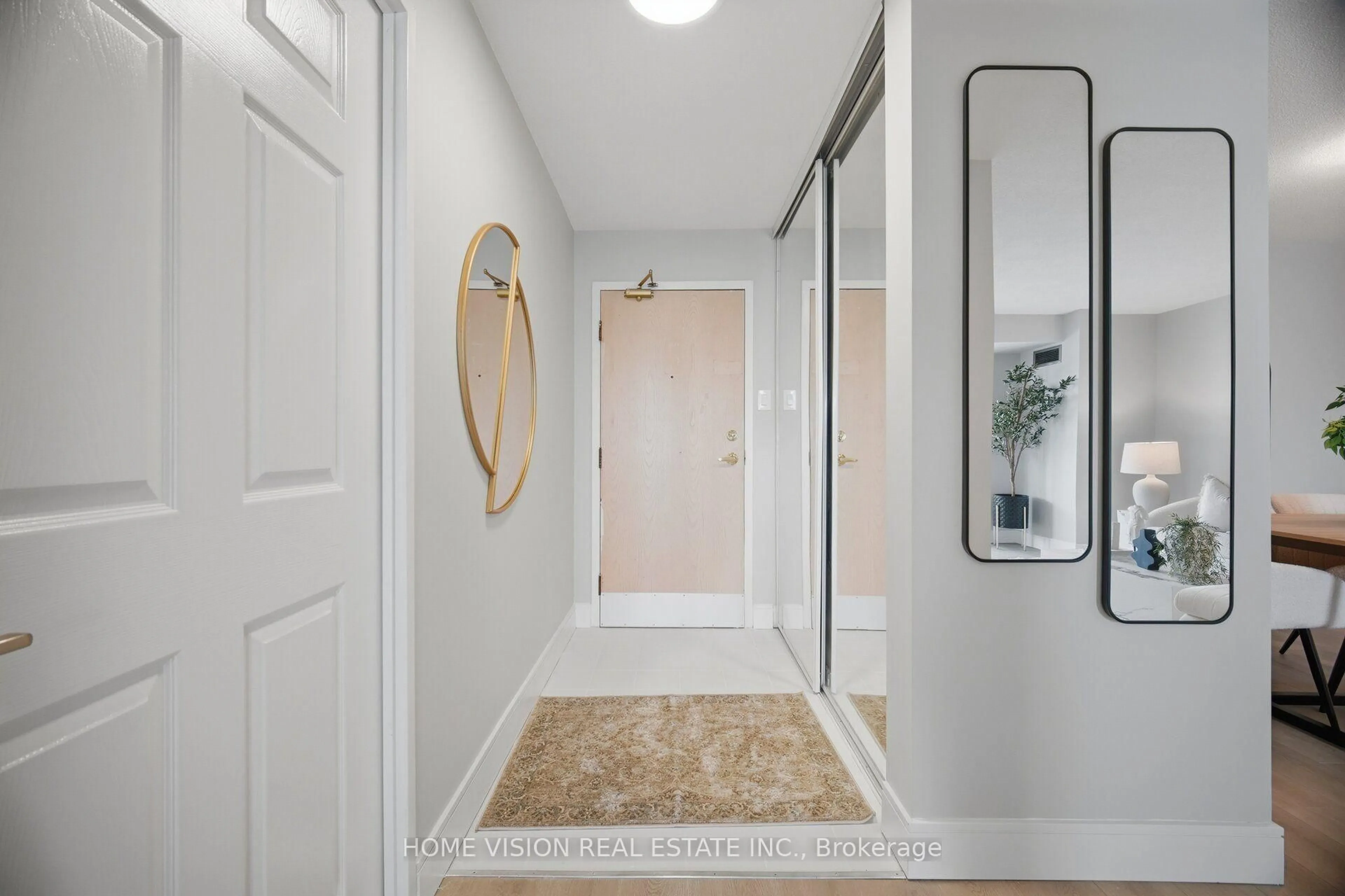 Indoor entryway for 400 Webb Dr #1407, Mississauga Ontario L5B 3Z7