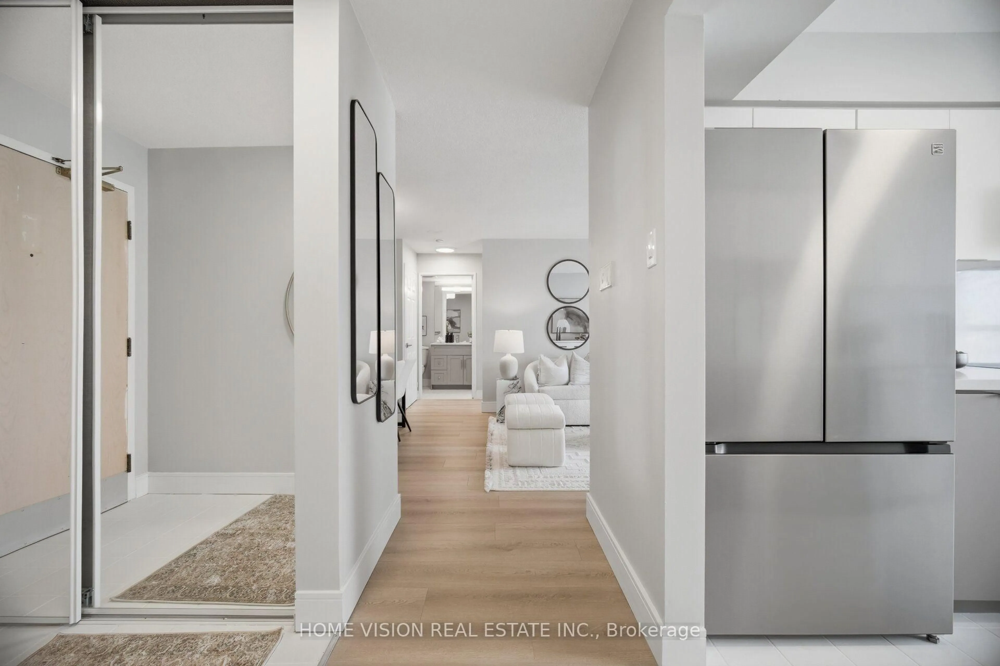 Indoor entryway for 400 Webb Dr #1407, Mississauga Ontario L5B 3Z7