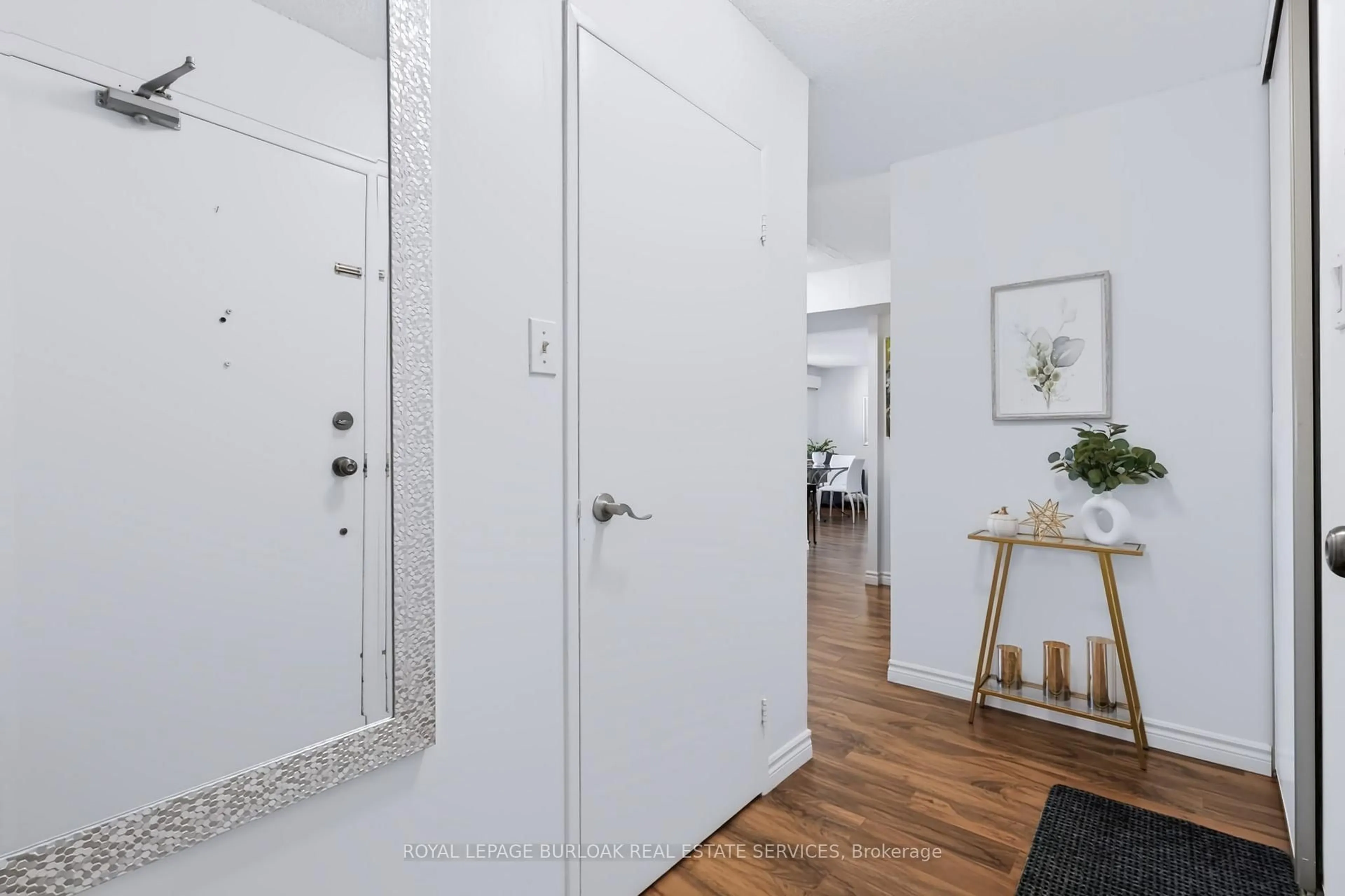 Indoor entryway for 700 Dynes Rd #1217, Burlington Ontario L7N 3M2