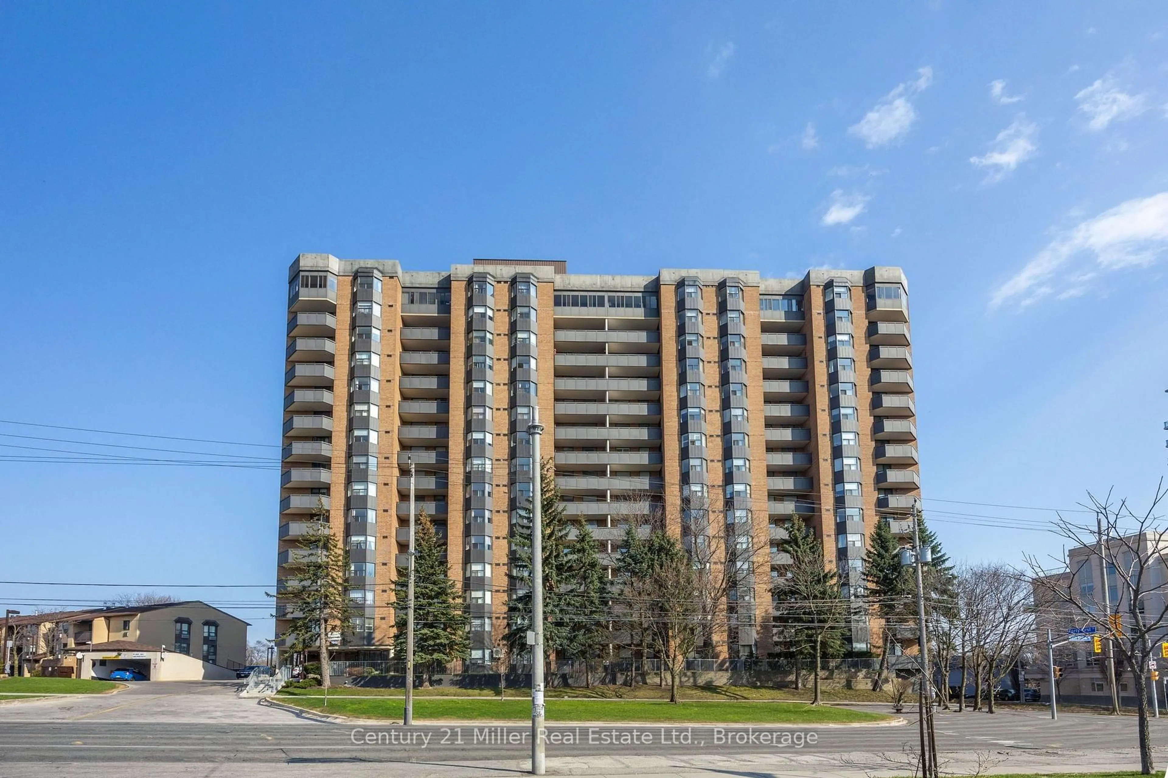 A pic from outside/outdoor area/front of a property/back of a property/a pic from drone, building for 3845 Lake Shore Blvd #411, Toronto Ontario M8W 4Y3