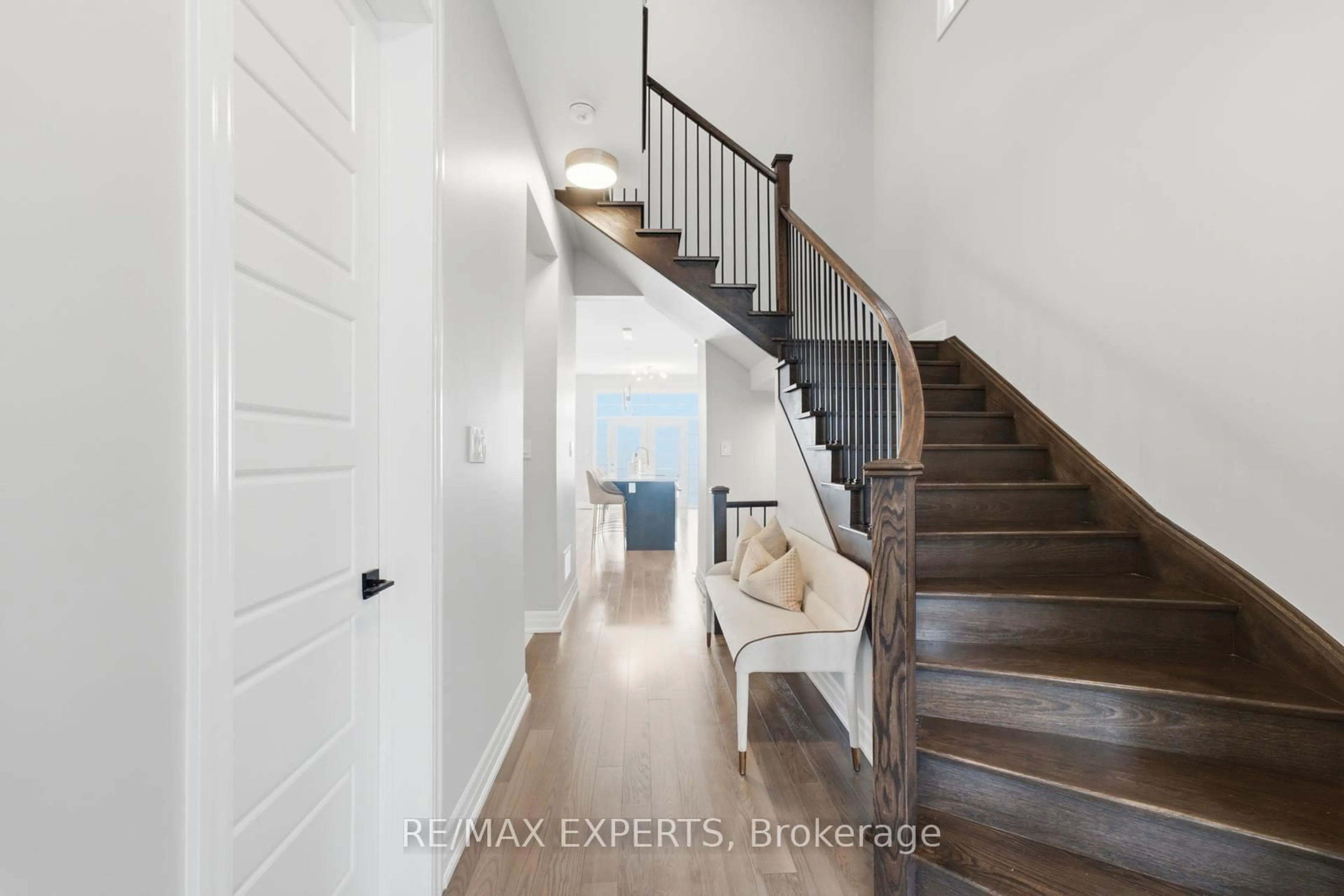Indoor entryway for 1296 Aymond Cres, Oakville Ontario L6H 7W8
