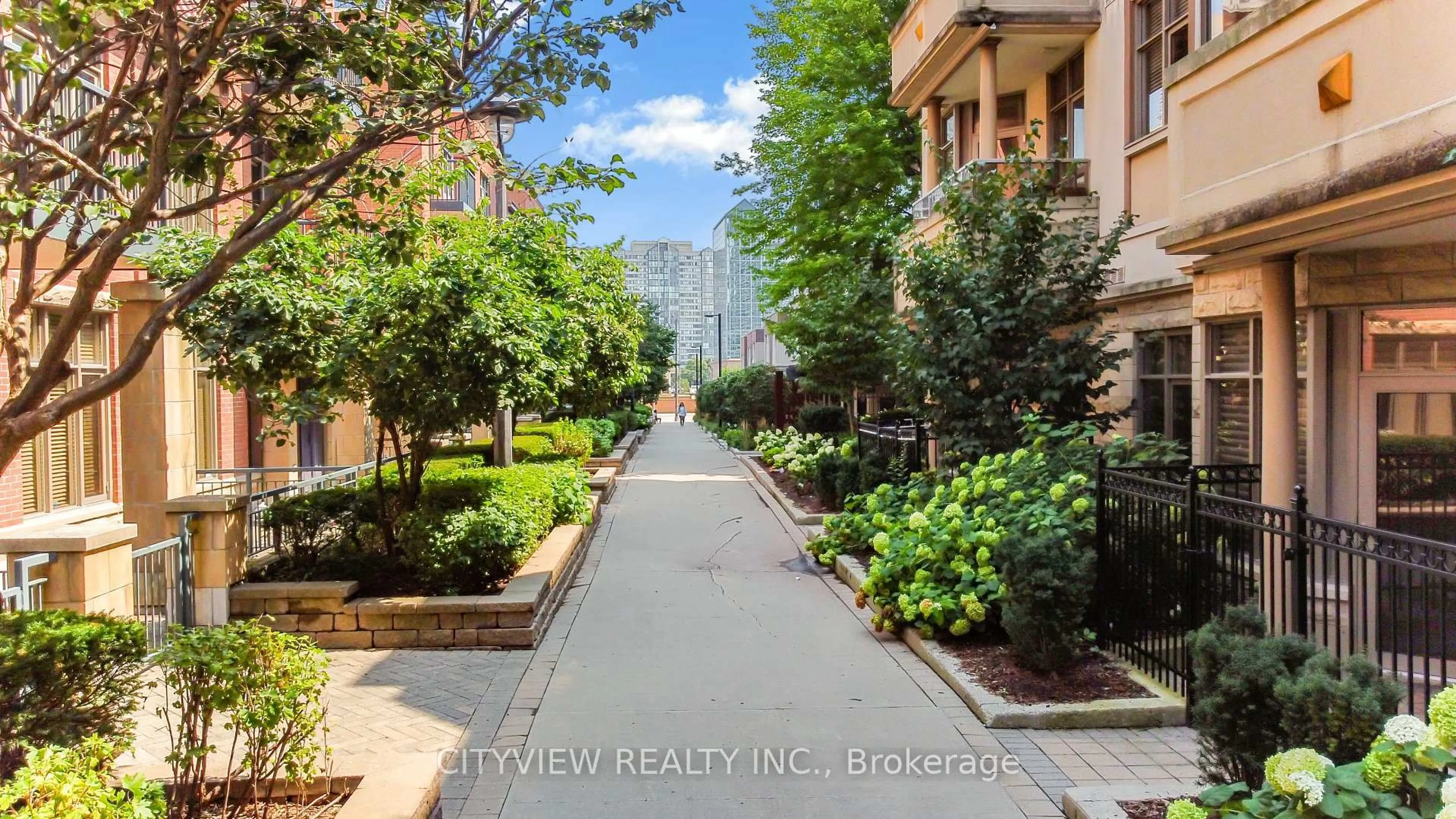 Patio, street for 320 City Centre Dr #109, Mississauga Ontario L5B 4P8