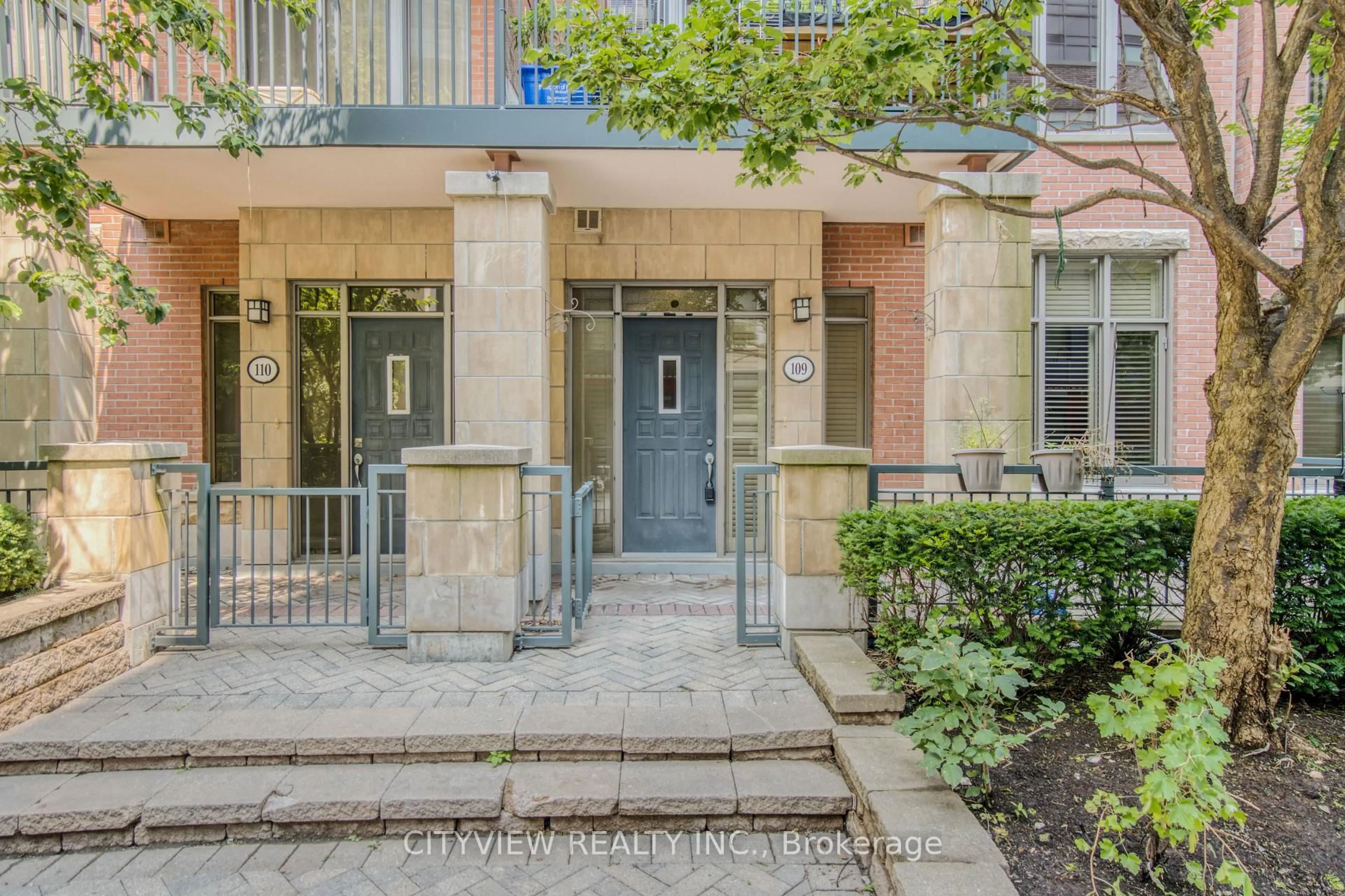 Indoor entryway for 320 City Centre Dr #109, Mississauga Ontario L5B 4P8
