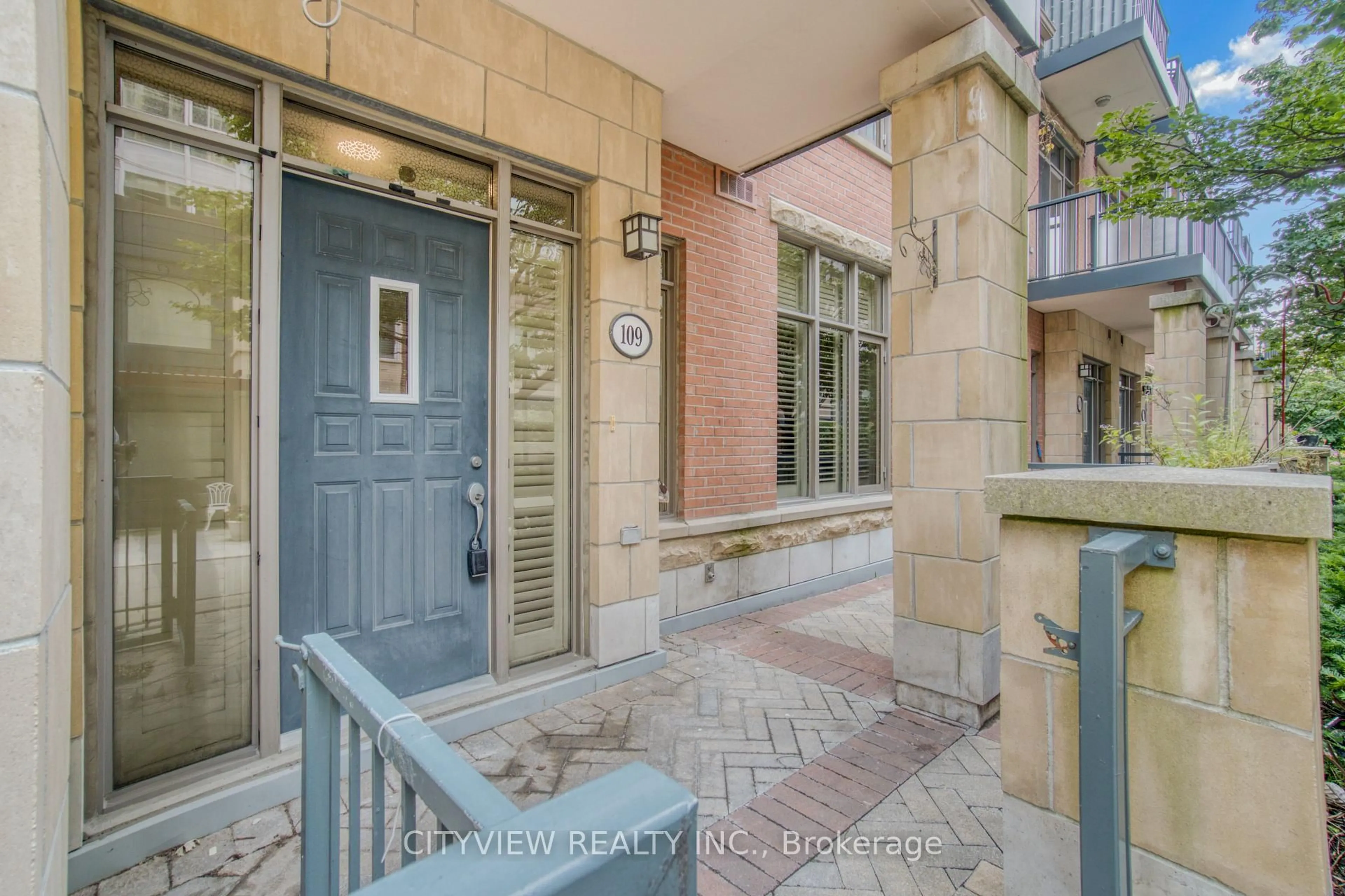 Indoor entryway for 320 City Centre Dr #109, Mississauga Ontario L5B 4P8