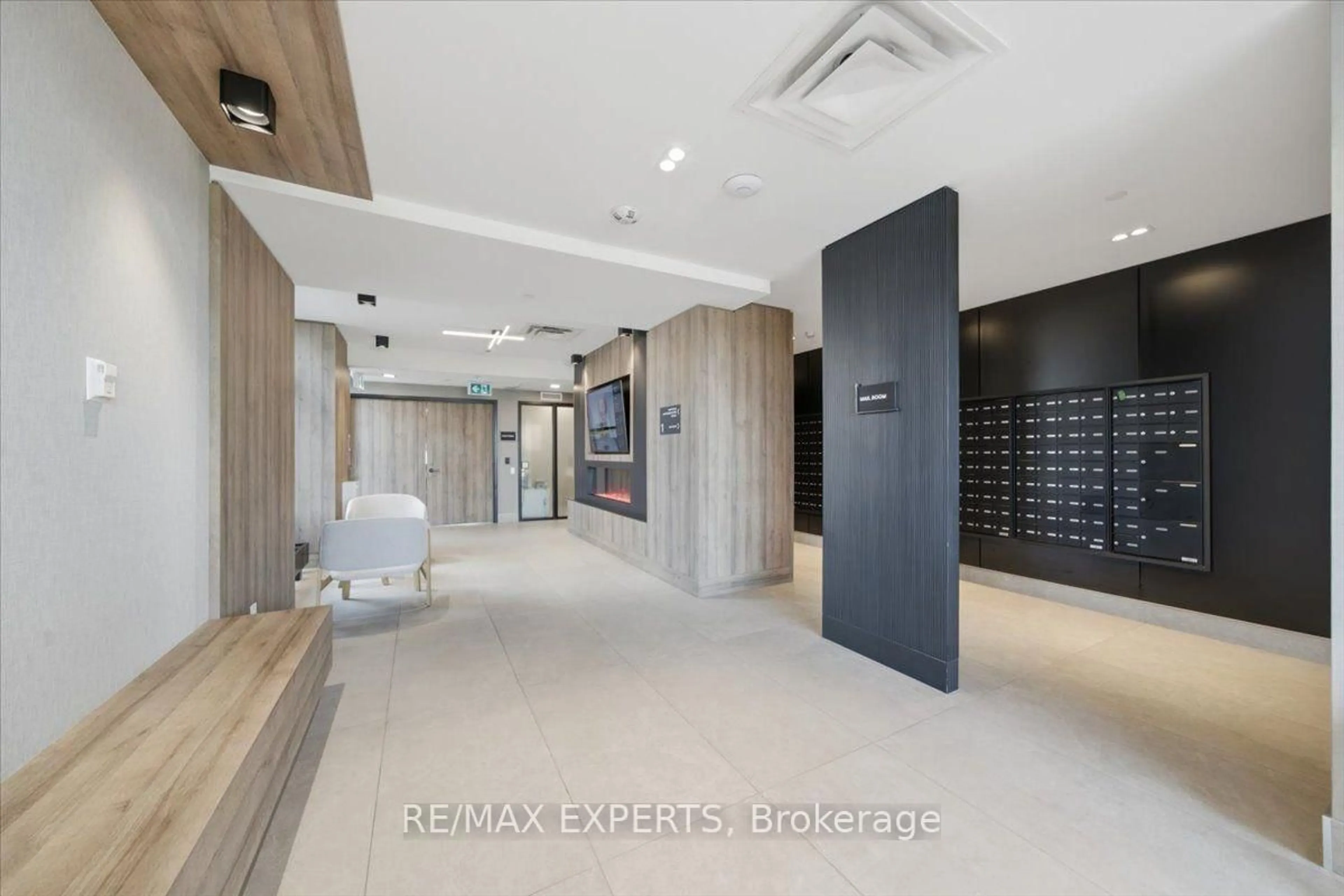 Indoor foyer for 335 Wheat Boom Dr #203, Oakville Ontario L6H 7Y1