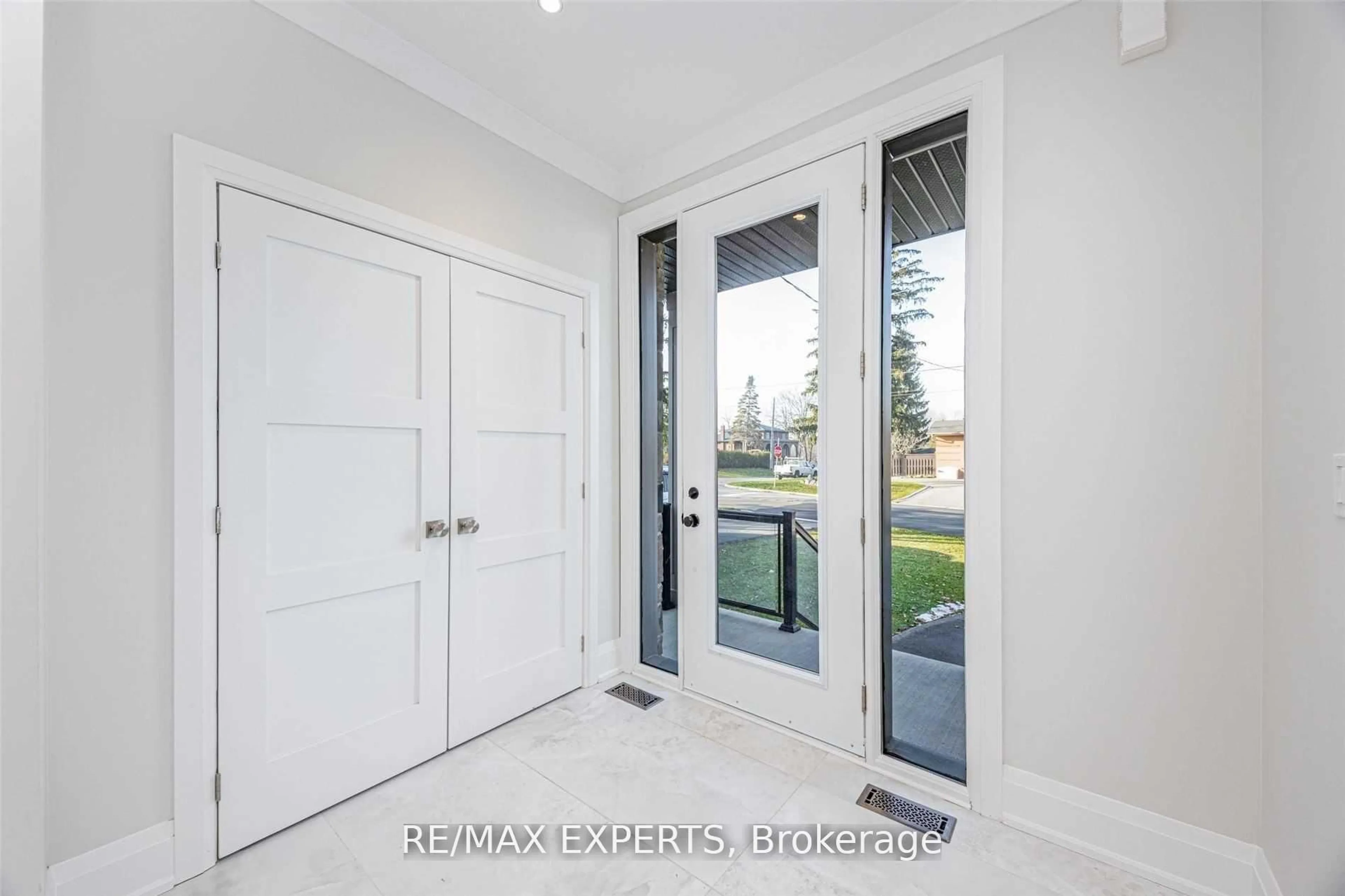 Indoor entryway for 55 Muir Ave, Toronto Ontario M9L 1H5