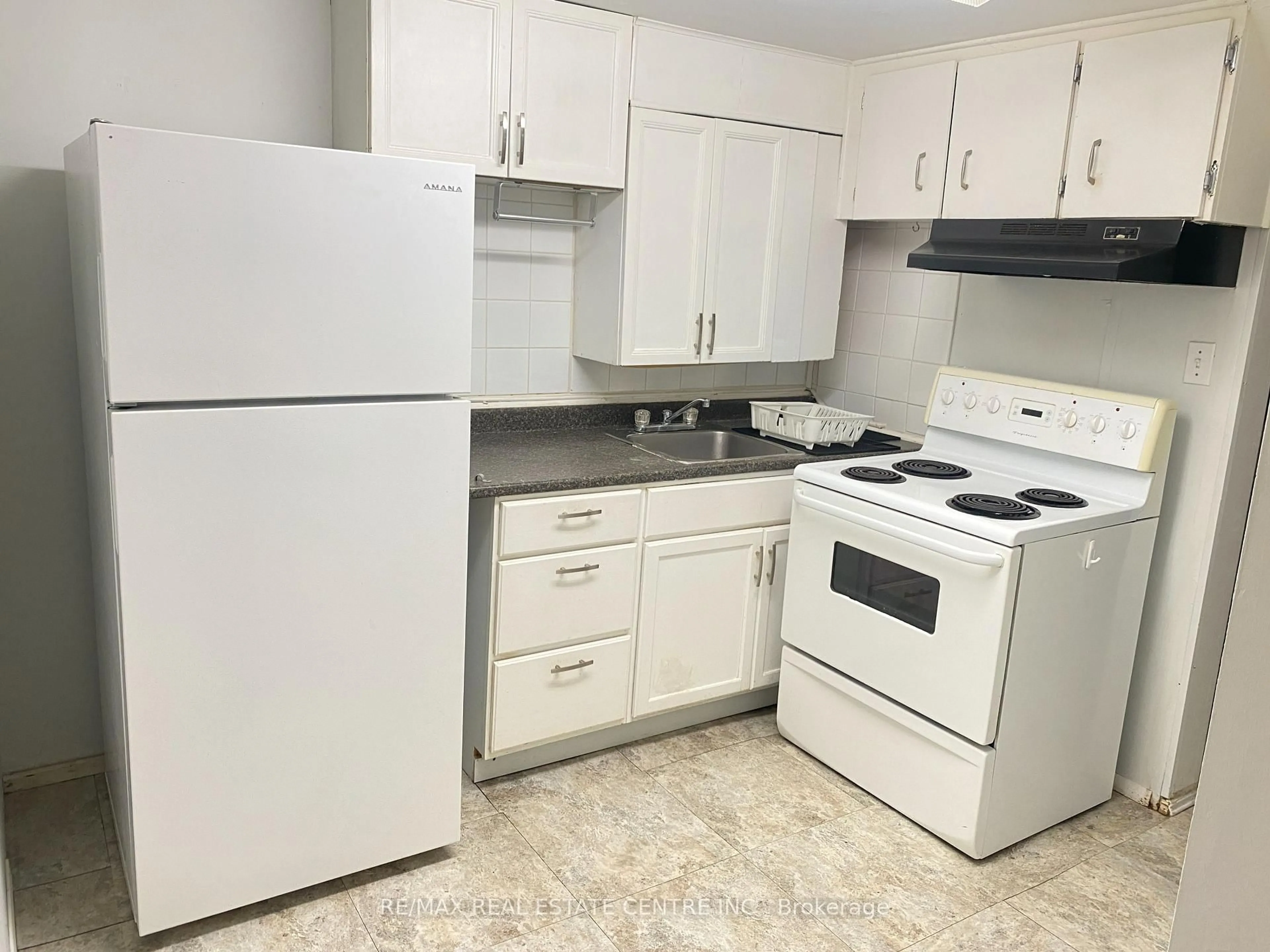 Standard kitchen, unknown for 125 Rutherford Rd, Brampton Ontario L6V 2J4