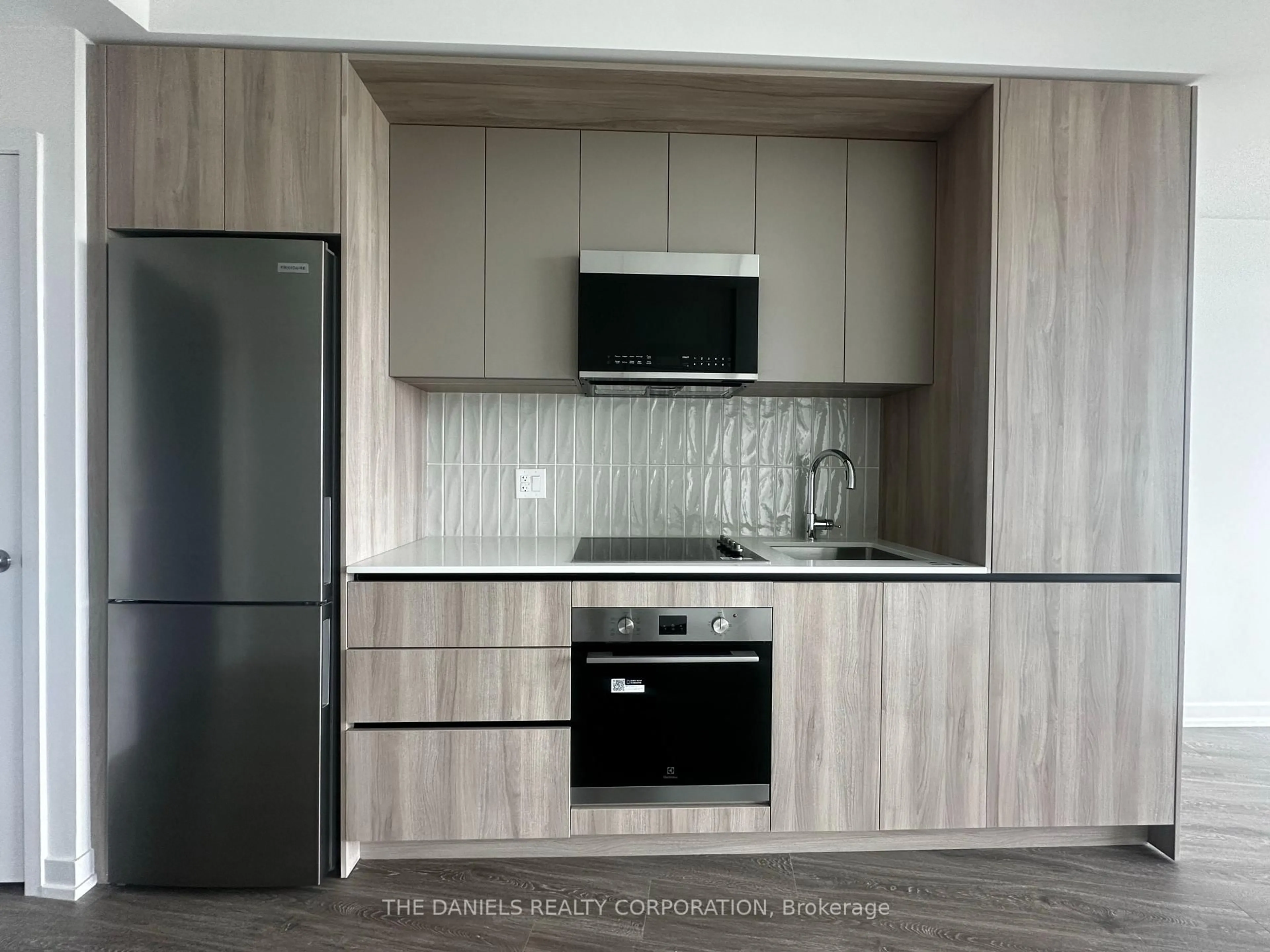 Standard kitchen, wood/laminate floor for 2485 Eglinton Ave #924, Mississauga Ontario L5M 2T1