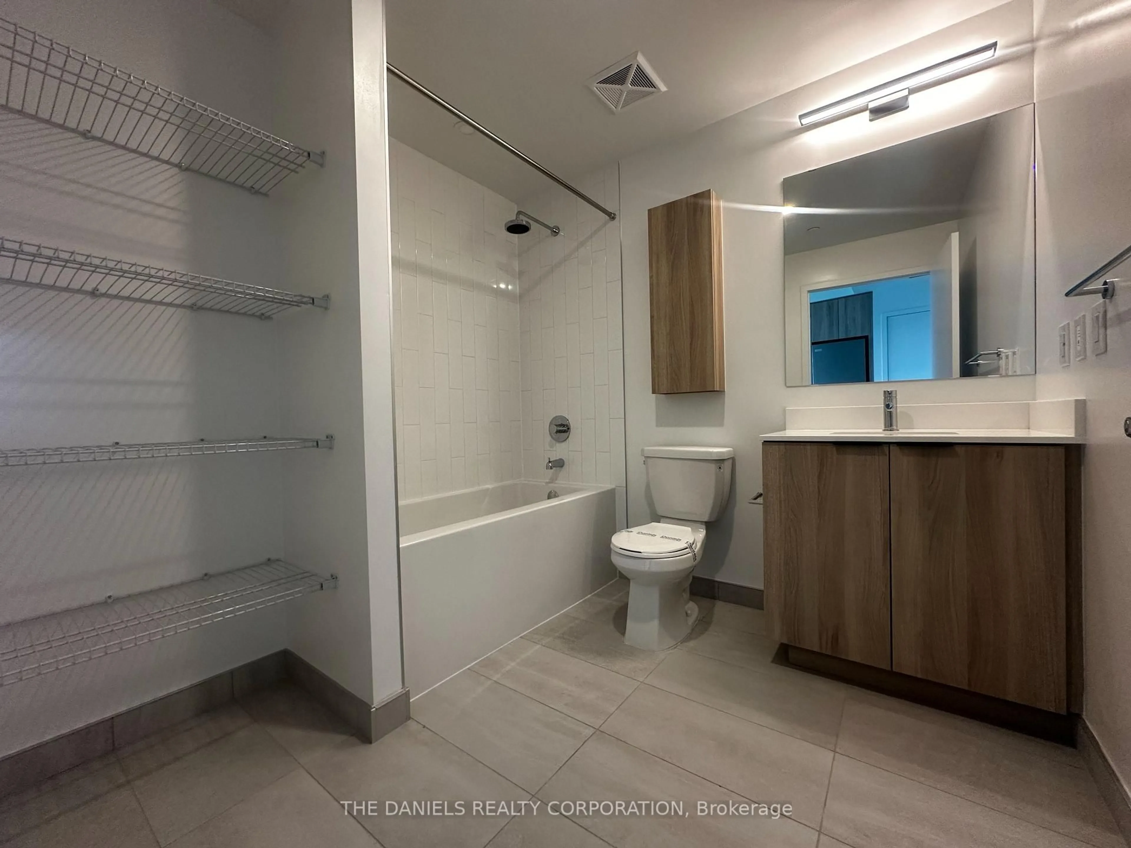 Standard bathroom, unknown for 2485 Eglinton Ave #924, Mississauga Ontario L5M 2T1