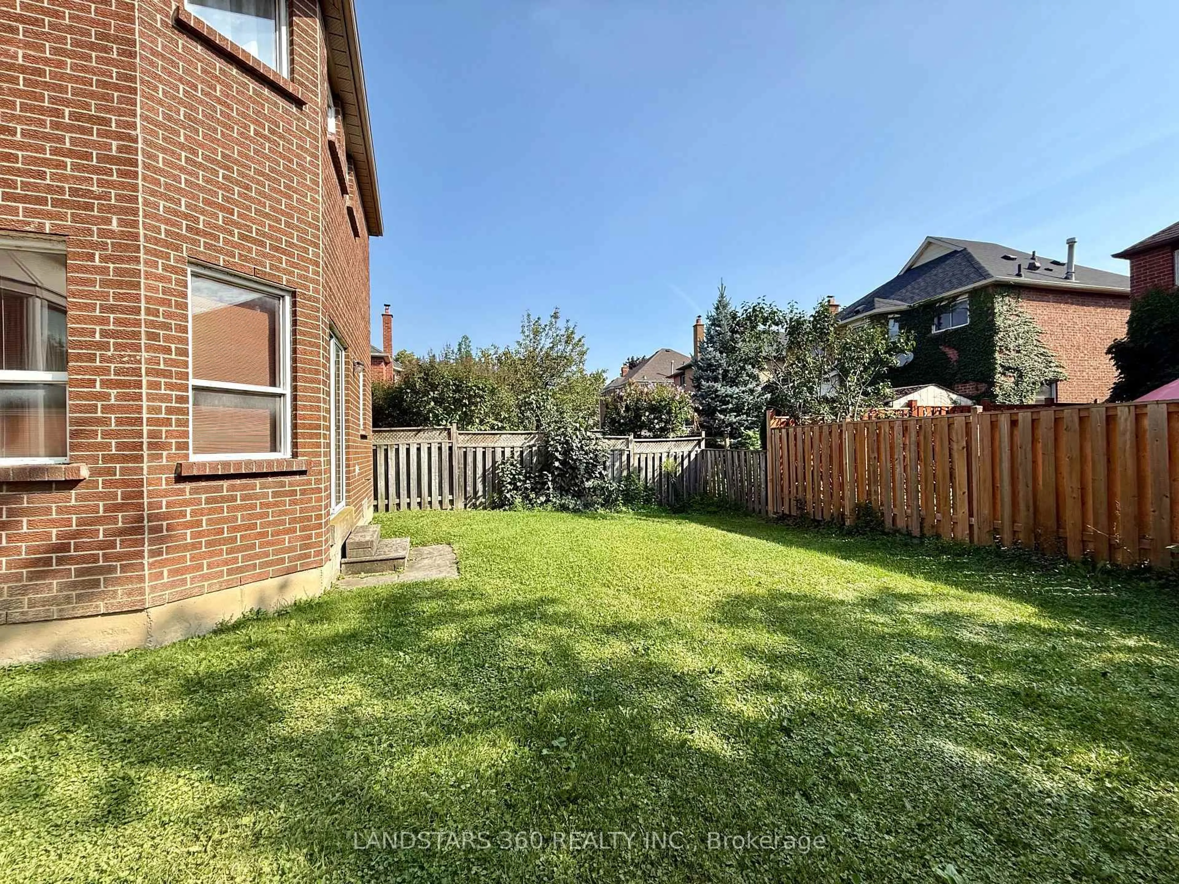 A pic from outside/outdoor area/front of a property/back of a property/a pic from drone, unknown for 4535 Gullfoot Circ, Mississauga Ontario L4Z 2K3