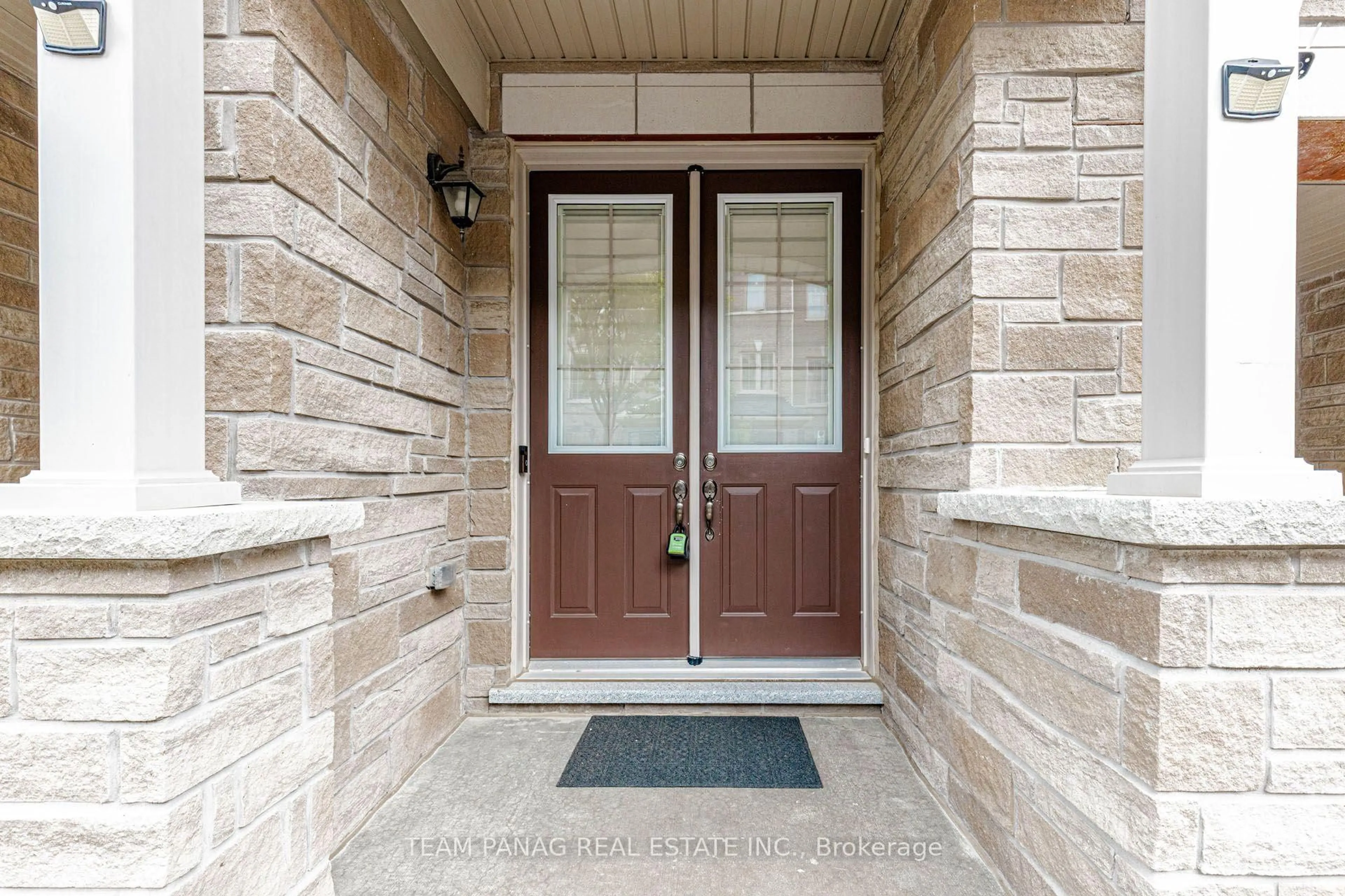 Indoor entryway for 9 Faye St, Brampton Ontario L6P 4M9