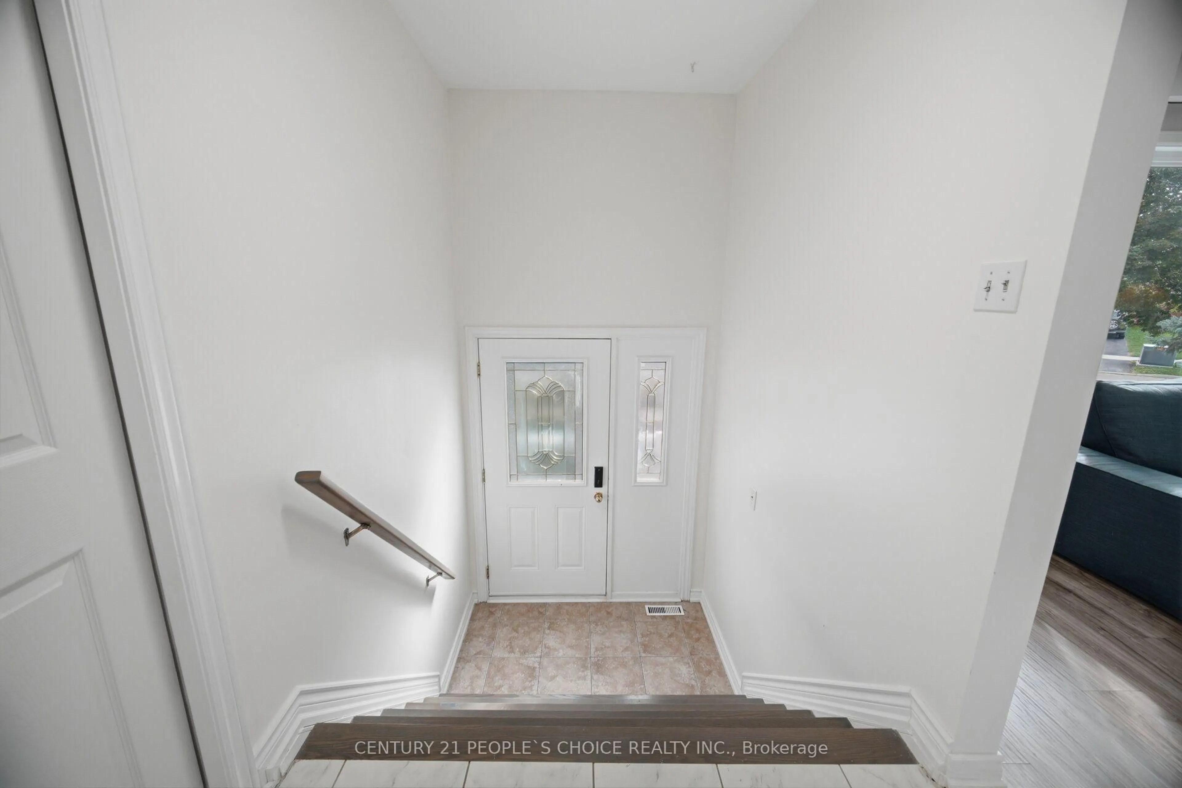 Indoor entryway for 578 Cavell Dr, Mississauga Ontario L5B 2N9