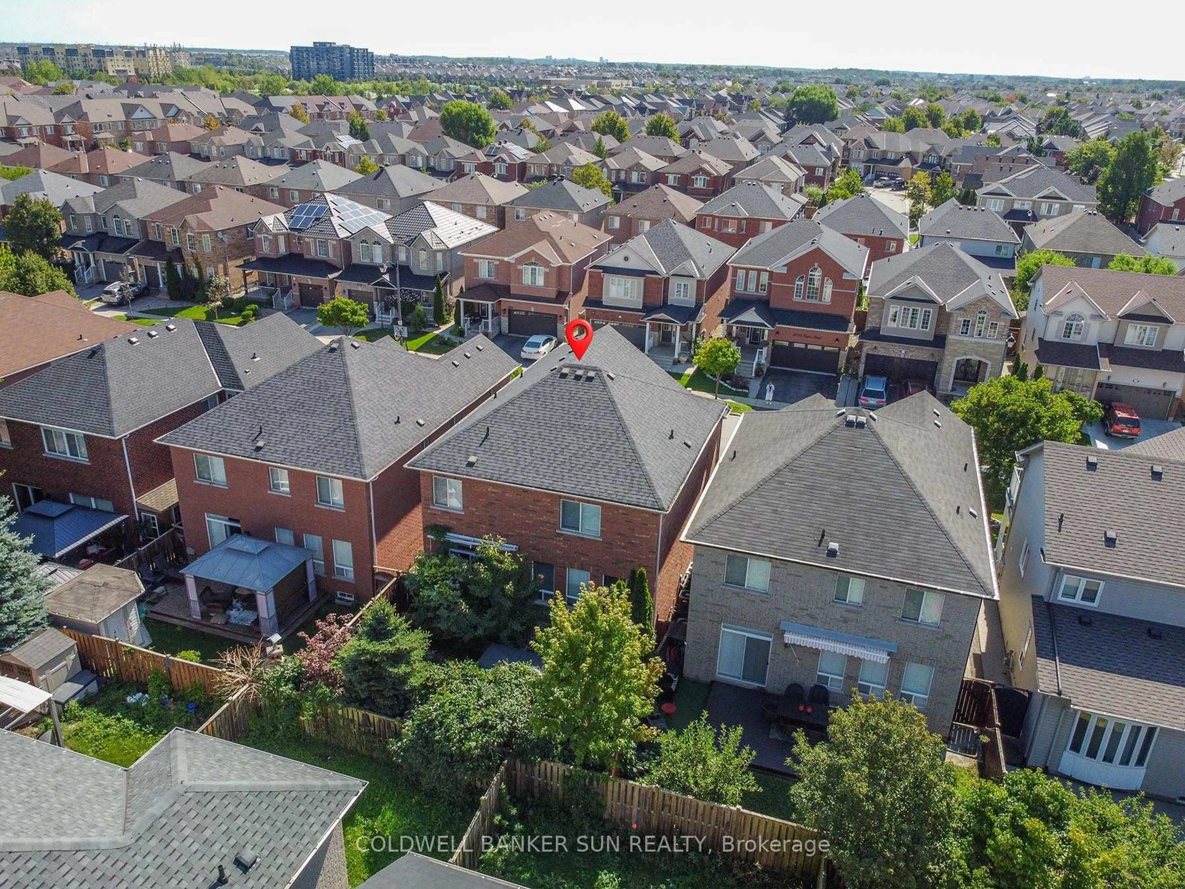 A pic from outside/outdoor area/front of a property/back of a property/a pic from drone, city buildings view from balcony for 1059 Eager Rd, Milton Ontario L9T 6T1