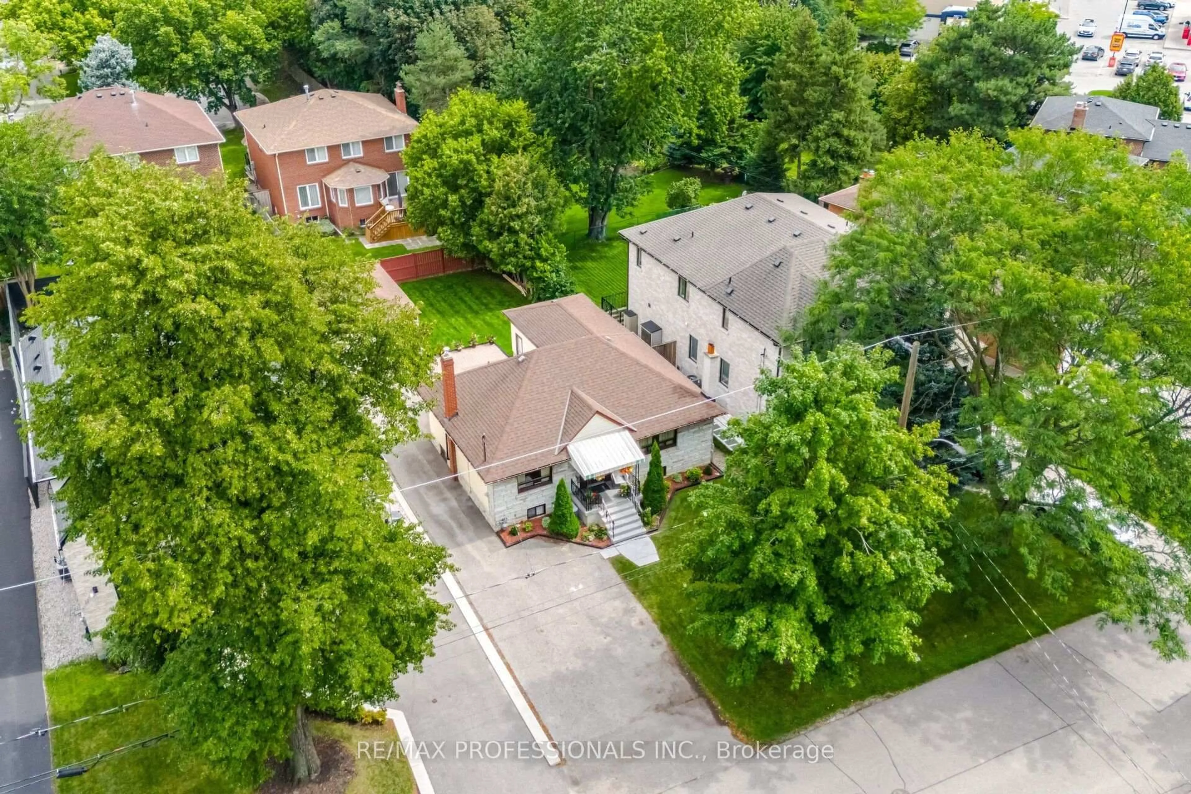 A pic from outside/outdoor area/front of a property/back of a property/a pic from drone, street for 53 Wilmar Rd, Toronto Ontario M9B 3R8