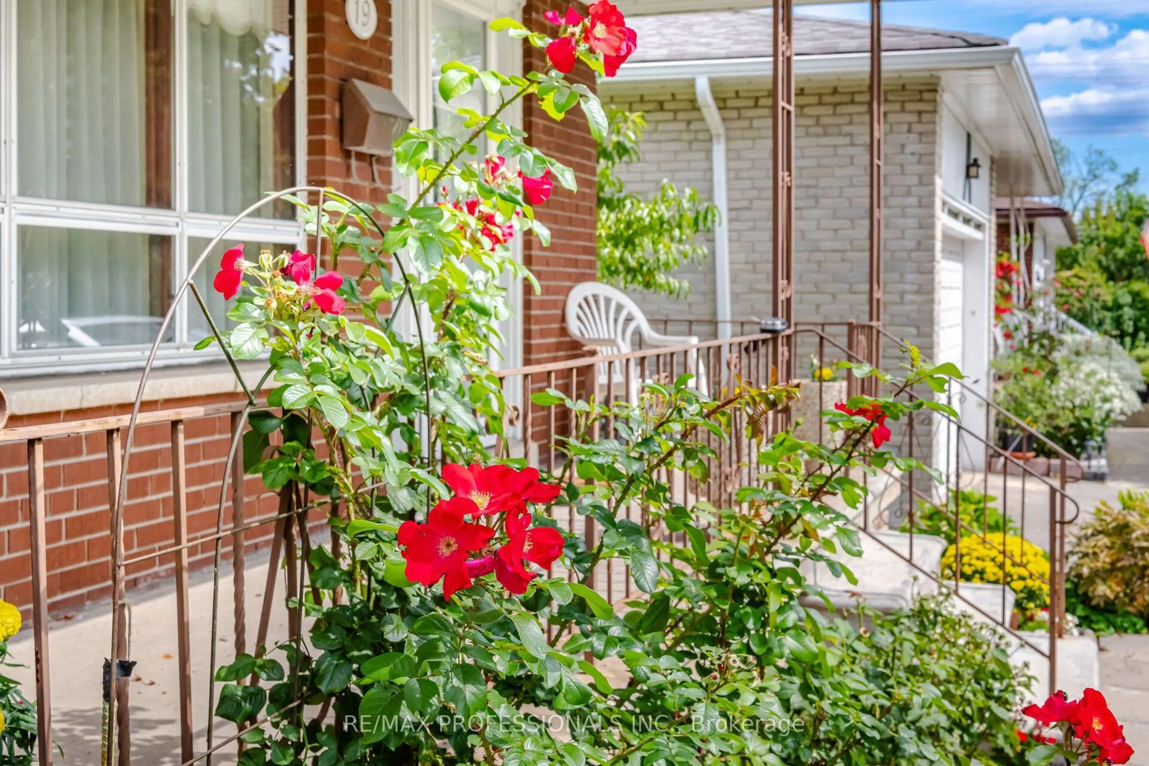Patio, street for 19 Earldown Dr, Toronto Ontario M9R 2L4