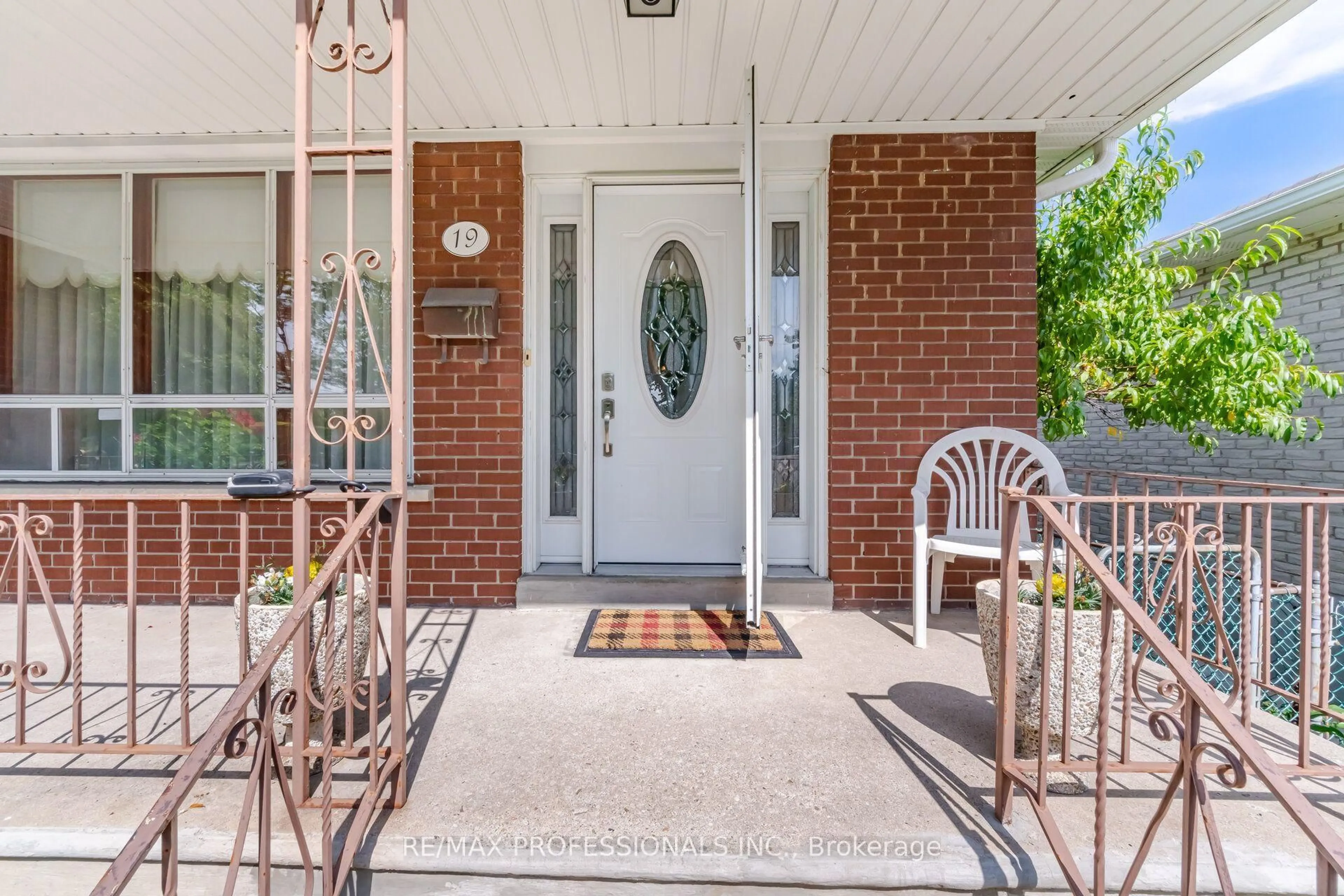 Indoor entryway for 19 Earldown Dr, Toronto Ontario M9R 2L4