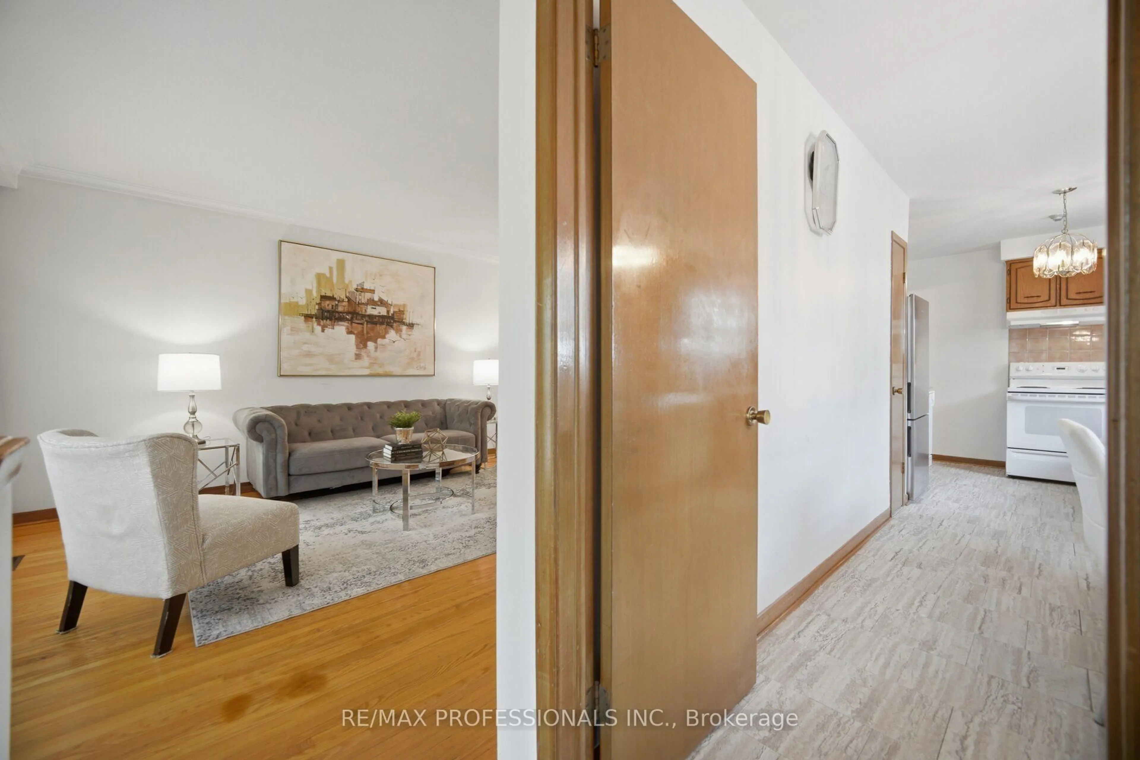 Indoor entryway for 19 Earldown Dr, Toronto Ontario M9R 2L4