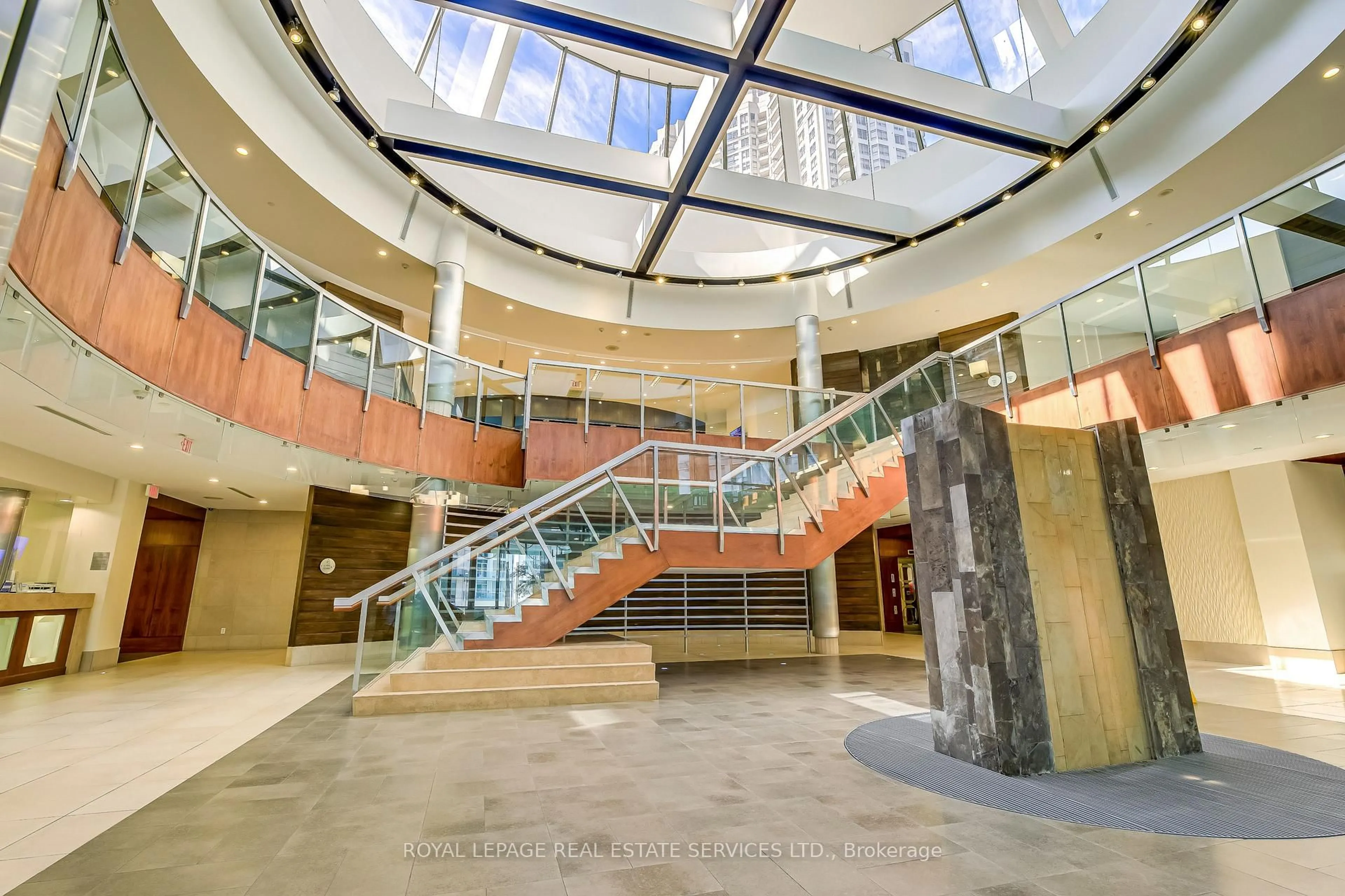 Indoor foyer for 3888 Duke Of York Blvd #1433, Mississauga Ontario L5B 4P5