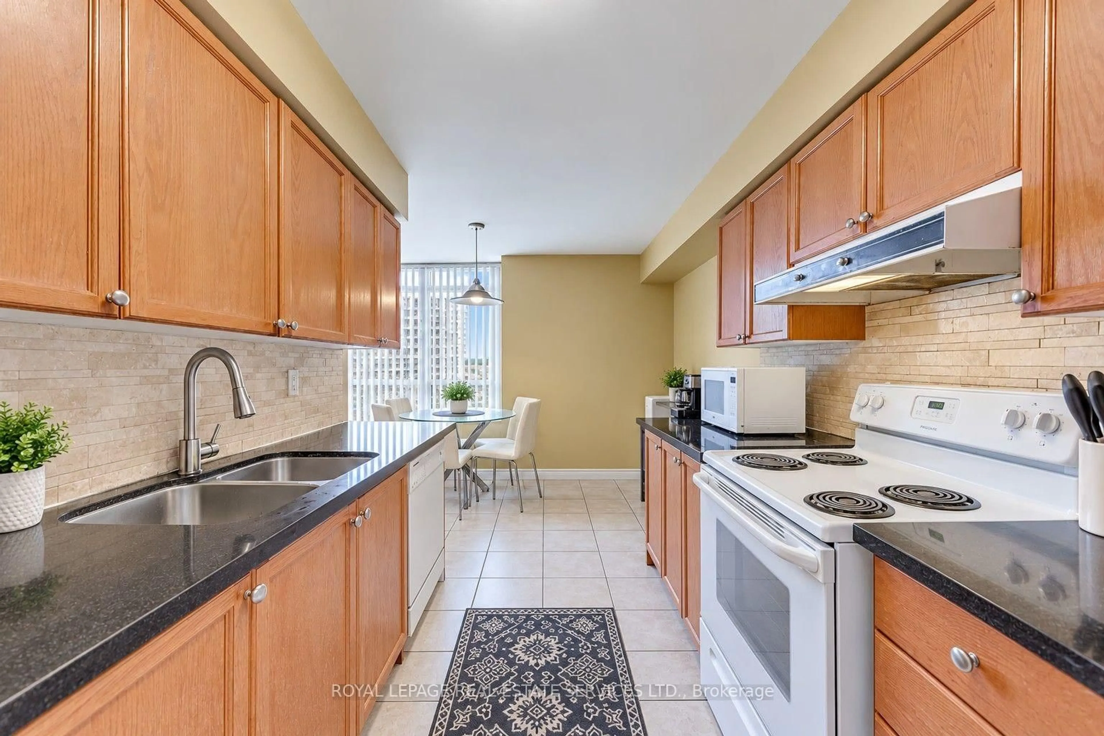 Standard kitchen, ceramic/tile floor for 3888 Duke Of York Blvd #1433, Mississauga Ontario L5B 4P5