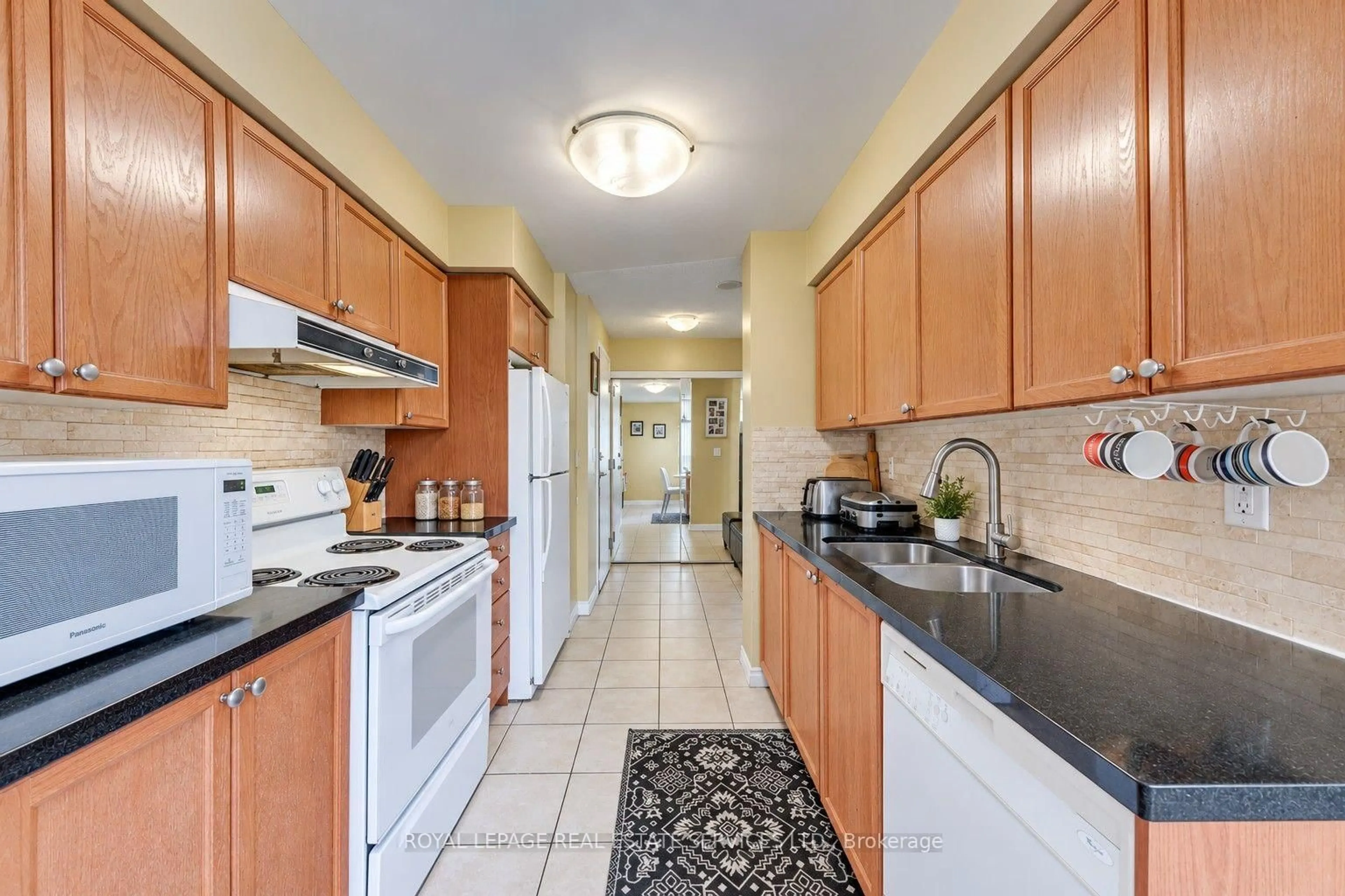 Standard kitchen, ceramic/tile floor for 3888 Duke Of York Blvd #1433, Mississauga Ontario L5B 4P5