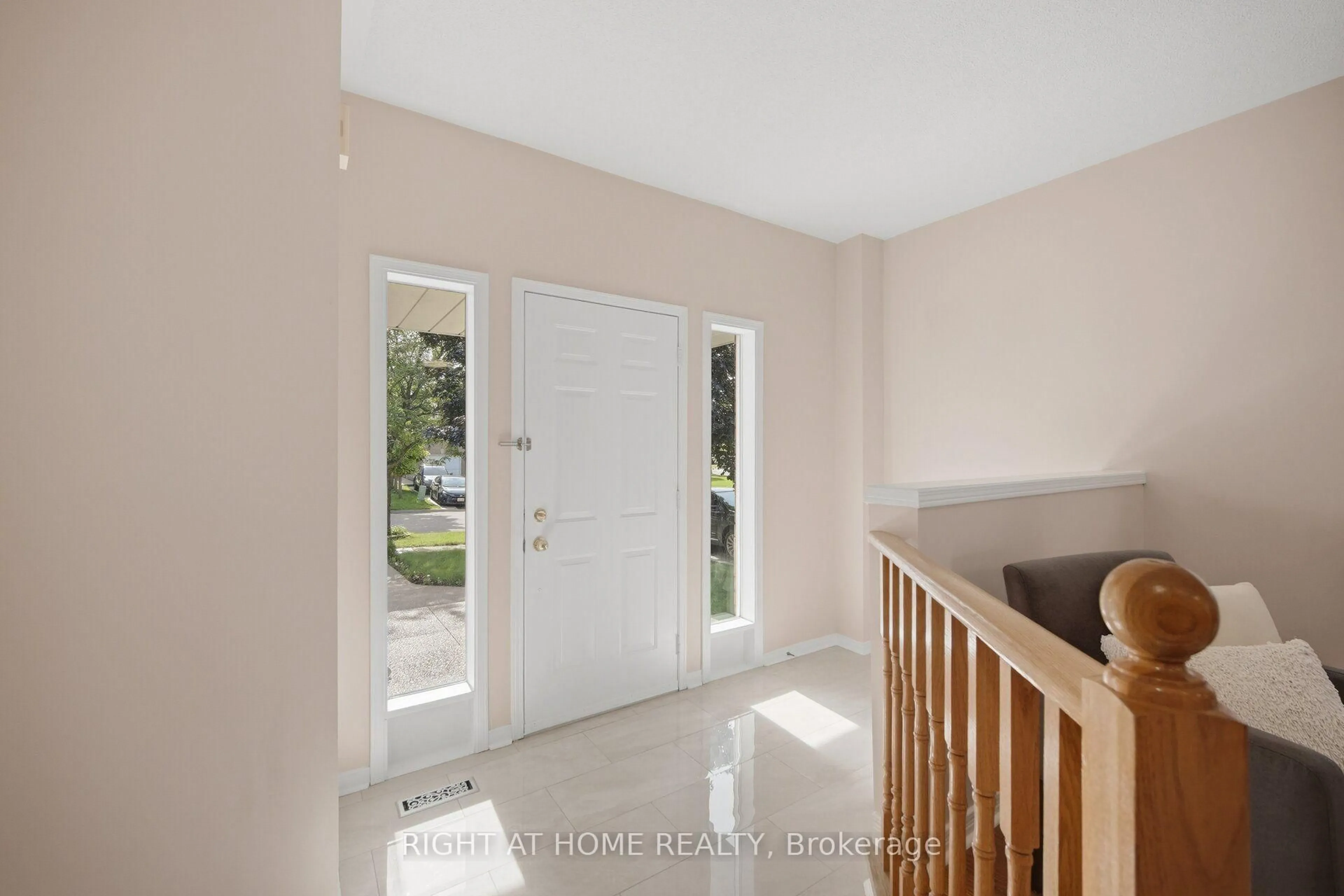 Indoor entryway for 975 Mantle Cres, Mississauga Ontario L5V 2G3
