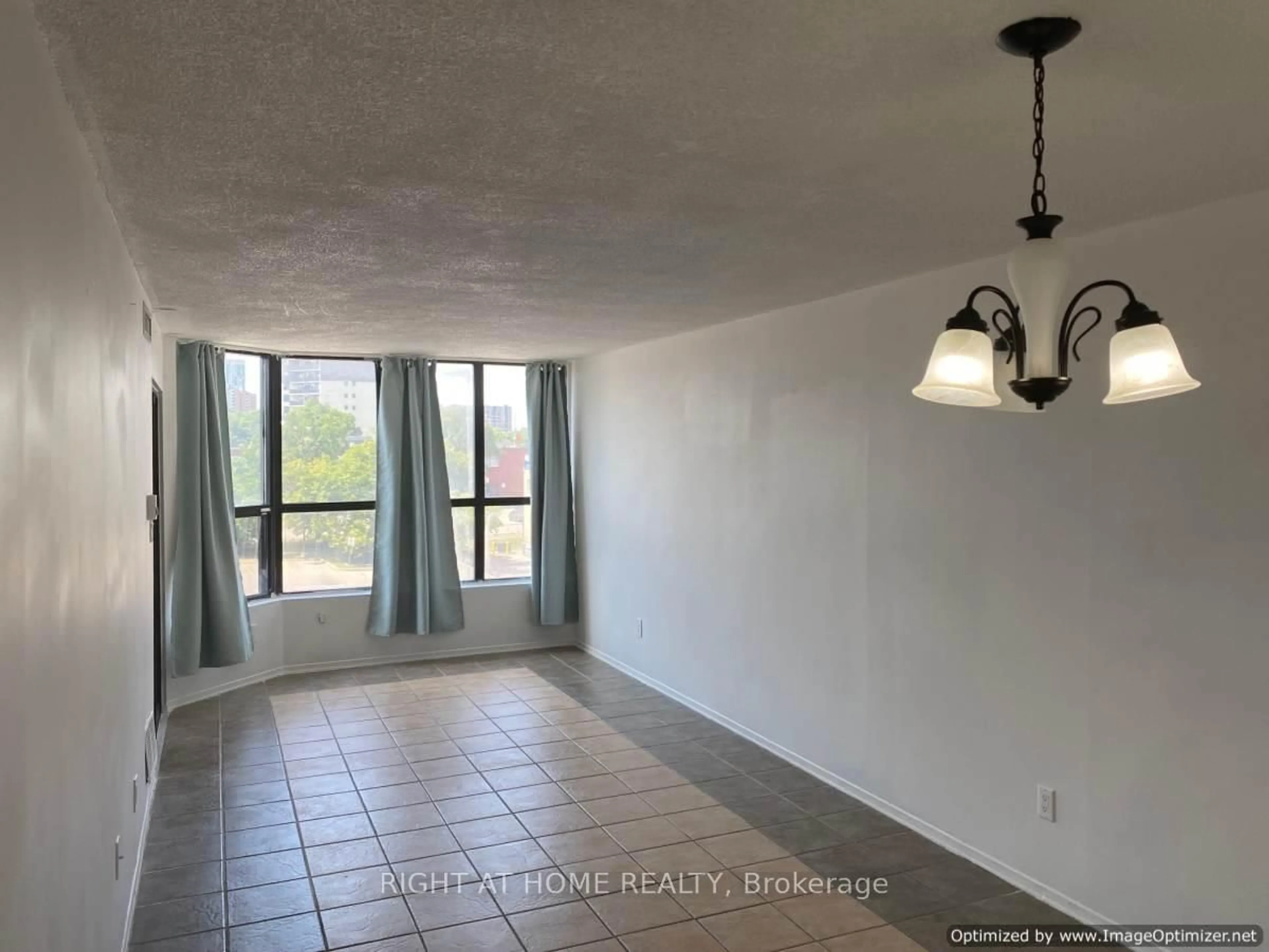 A pic of a room for 25 Agnes St #302, Mississauga Ontario L5B 3X7