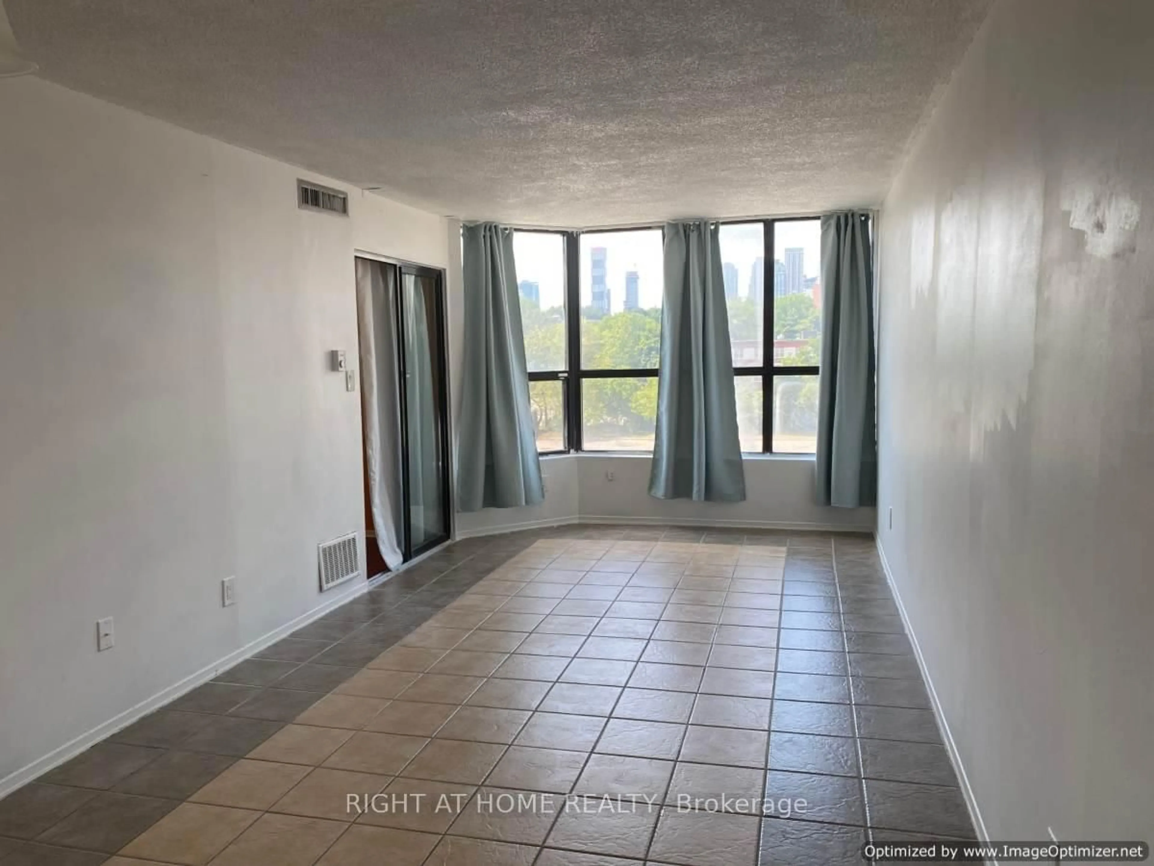 A pic of a room for 25 Agnes St #302, Mississauga Ontario L5B 3X7