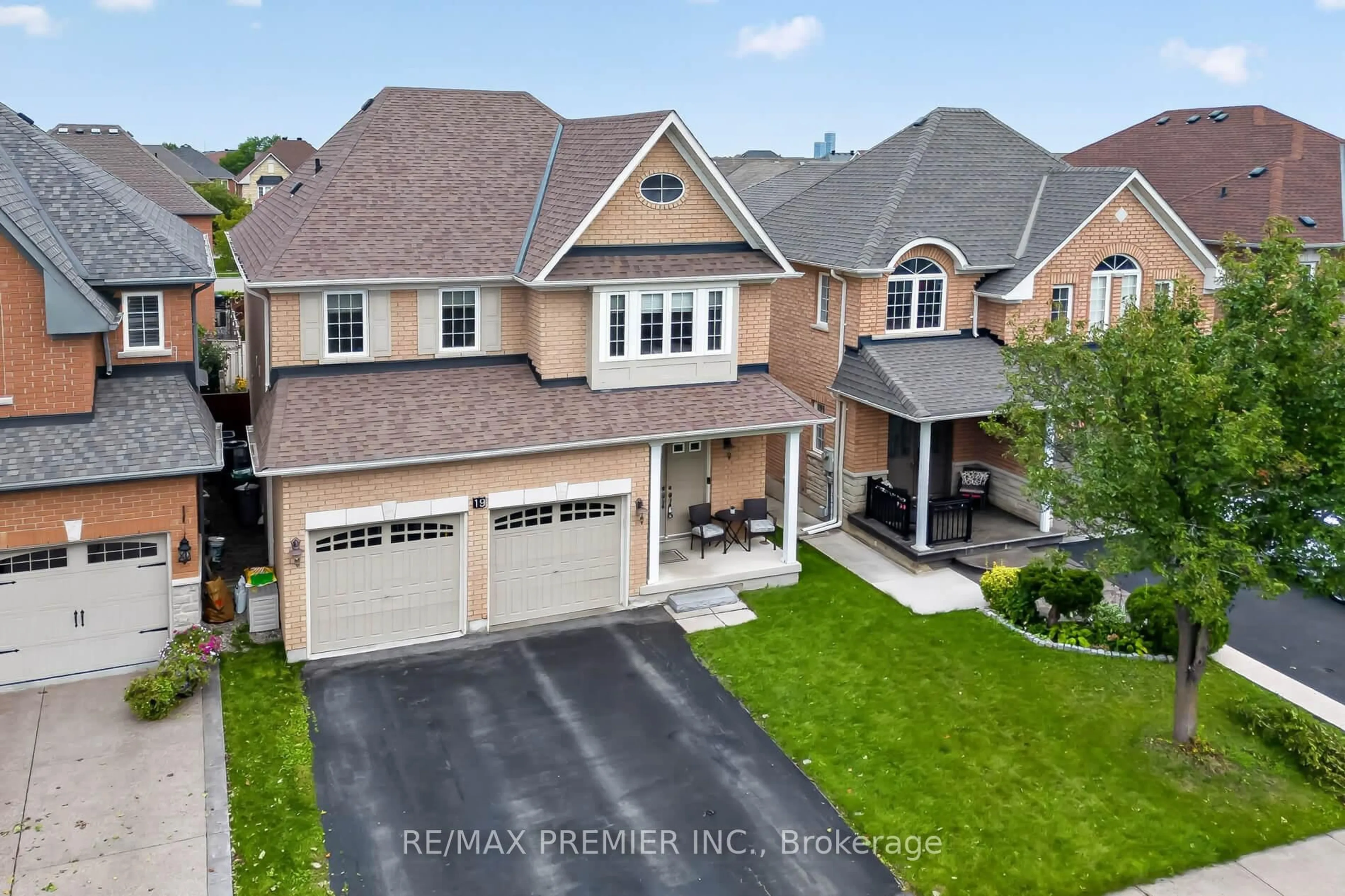 A pic from outside/outdoor area/front of a property/back of a property/a pic from drone, street for 19 Timberwolf Rd, Brampton Ontario L6P 2B4